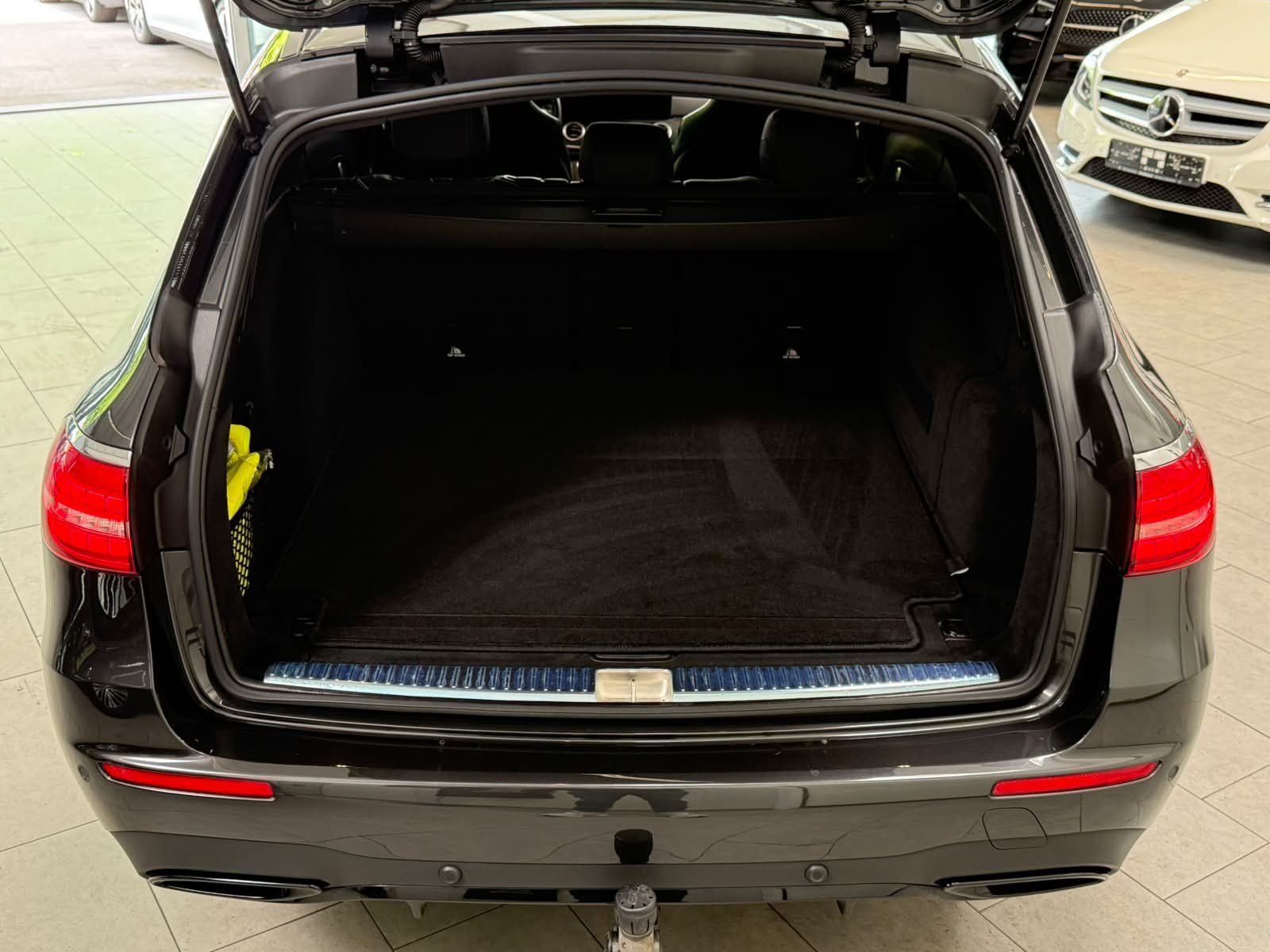 Fahrzeugabbildung Mercedes-Benz E 400 T d AMG EXCLUSIVE+MBEAM+AHK+DISTR+MASSAGE