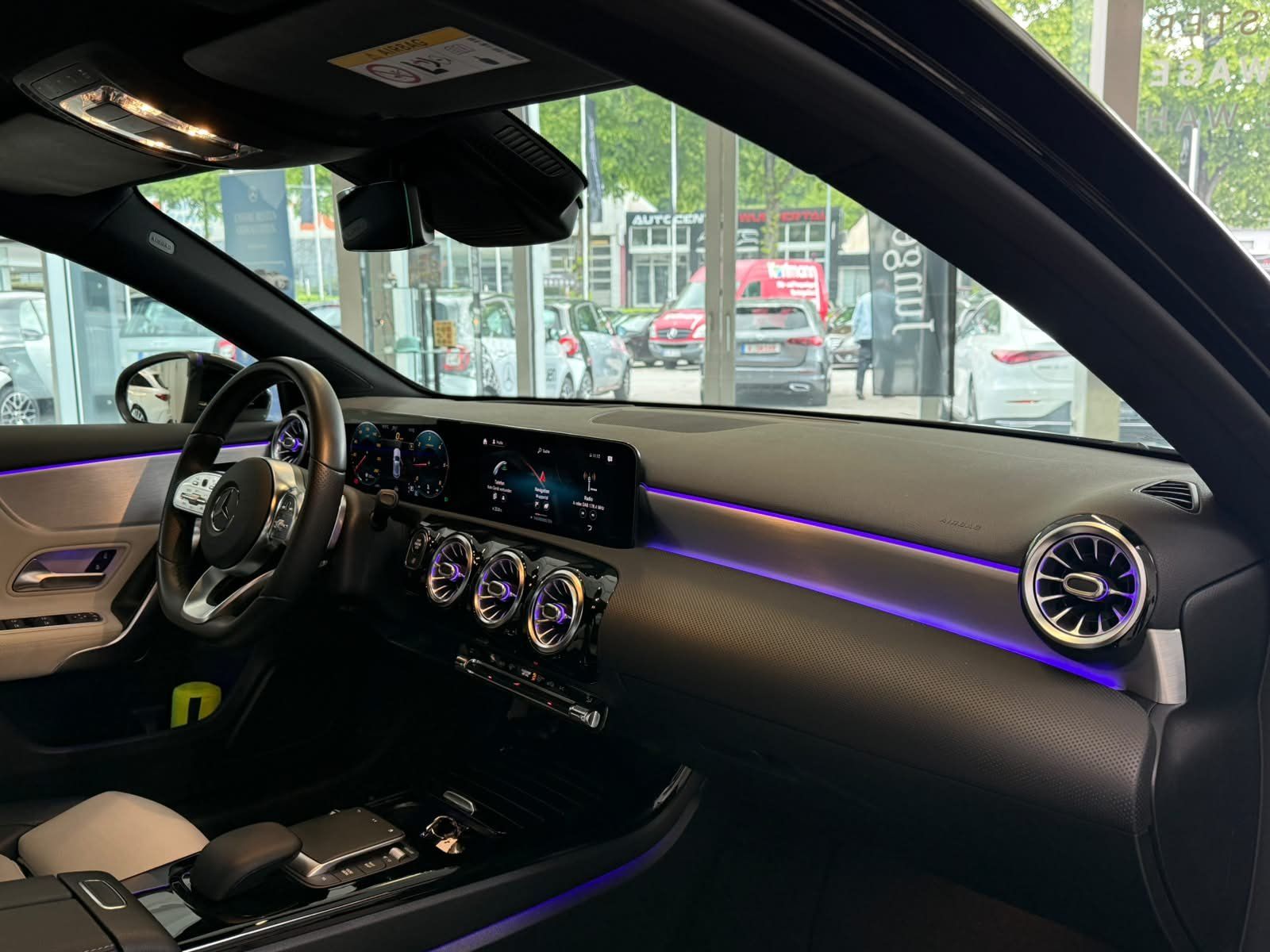 Fahrzeugabbildung Mercedes-Benz A 220 d AMG DISTR+HUD+MBEAM+360°+KEYLESS+18"+FAP