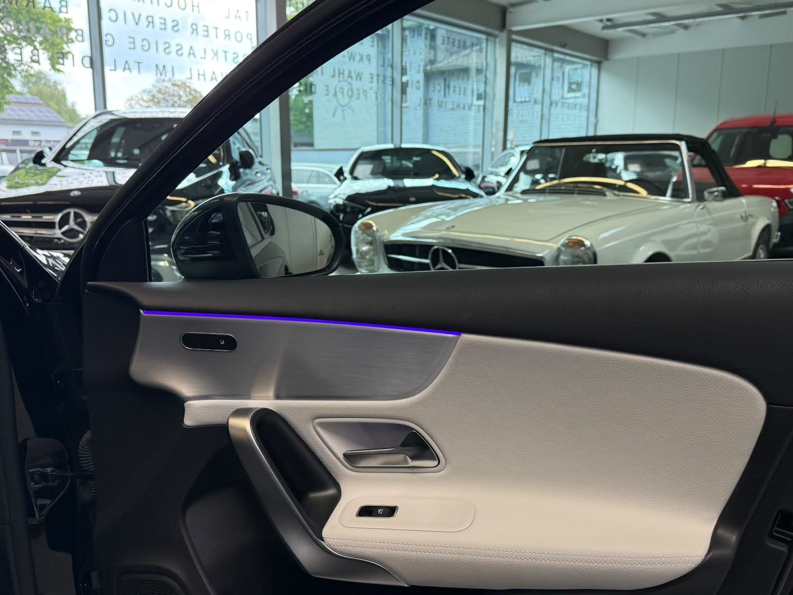 Fahrzeugabbildung Mercedes-Benz A 220 d AMG DISTR+HUD+MBEAM+360°+KEYLESS+18"+FAP