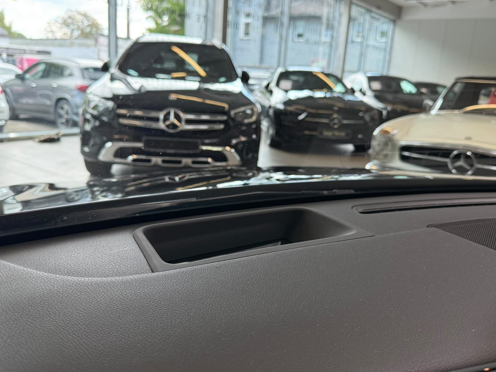 Fahrzeugabbildung Mercedes-Benz A 220 d AMG DISTR+HUD+MBEAM+360°+KEYLESS+18"+FAP