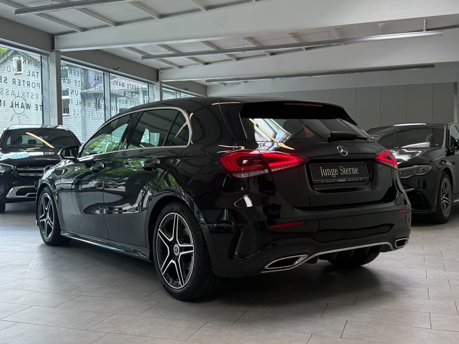 Fahrzeugabbildung Mercedes-Benz A 220 d AMG DISTR+HUD+MBEAM+360°+KEYLESS+18"+FAP