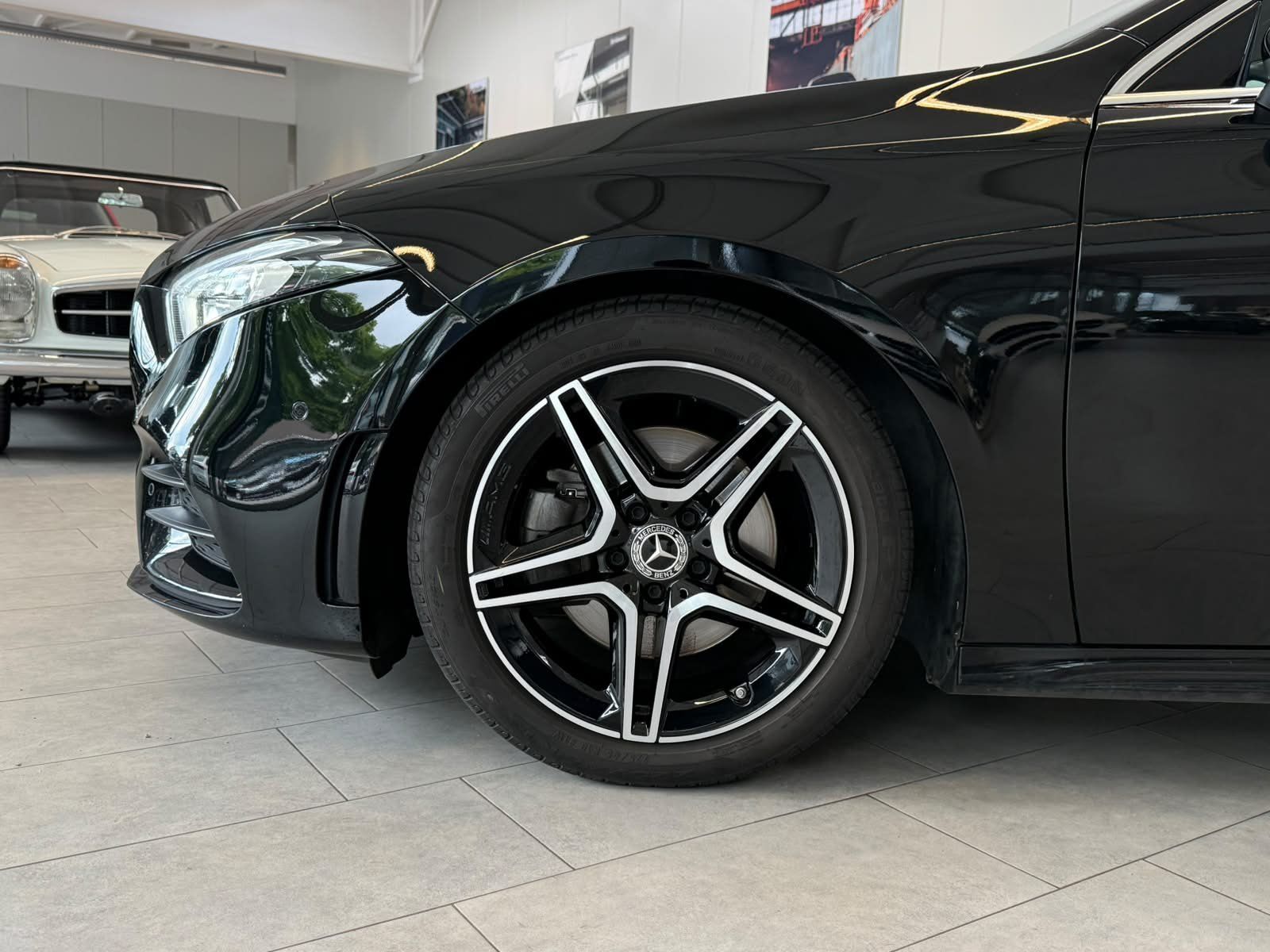 Fahrzeugabbildung Mercedes-Benz A 220 d AMG DISTR+HUD+MBEAM+360°+KEYLESS+18"+FAP