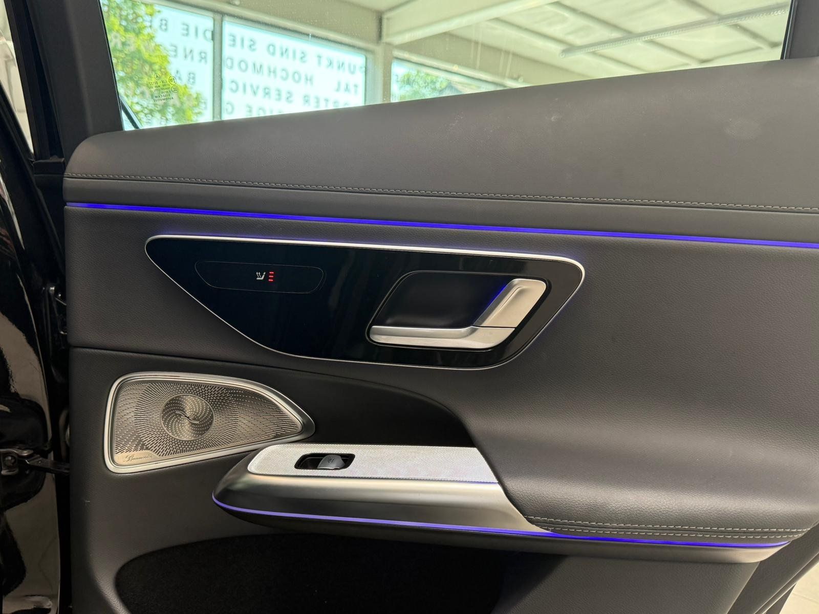 Fahrzeugabbildung Mercedes-Benz E 220 d AMG BURMESTER+PANO+SERVO+SUPERSREEN+360°