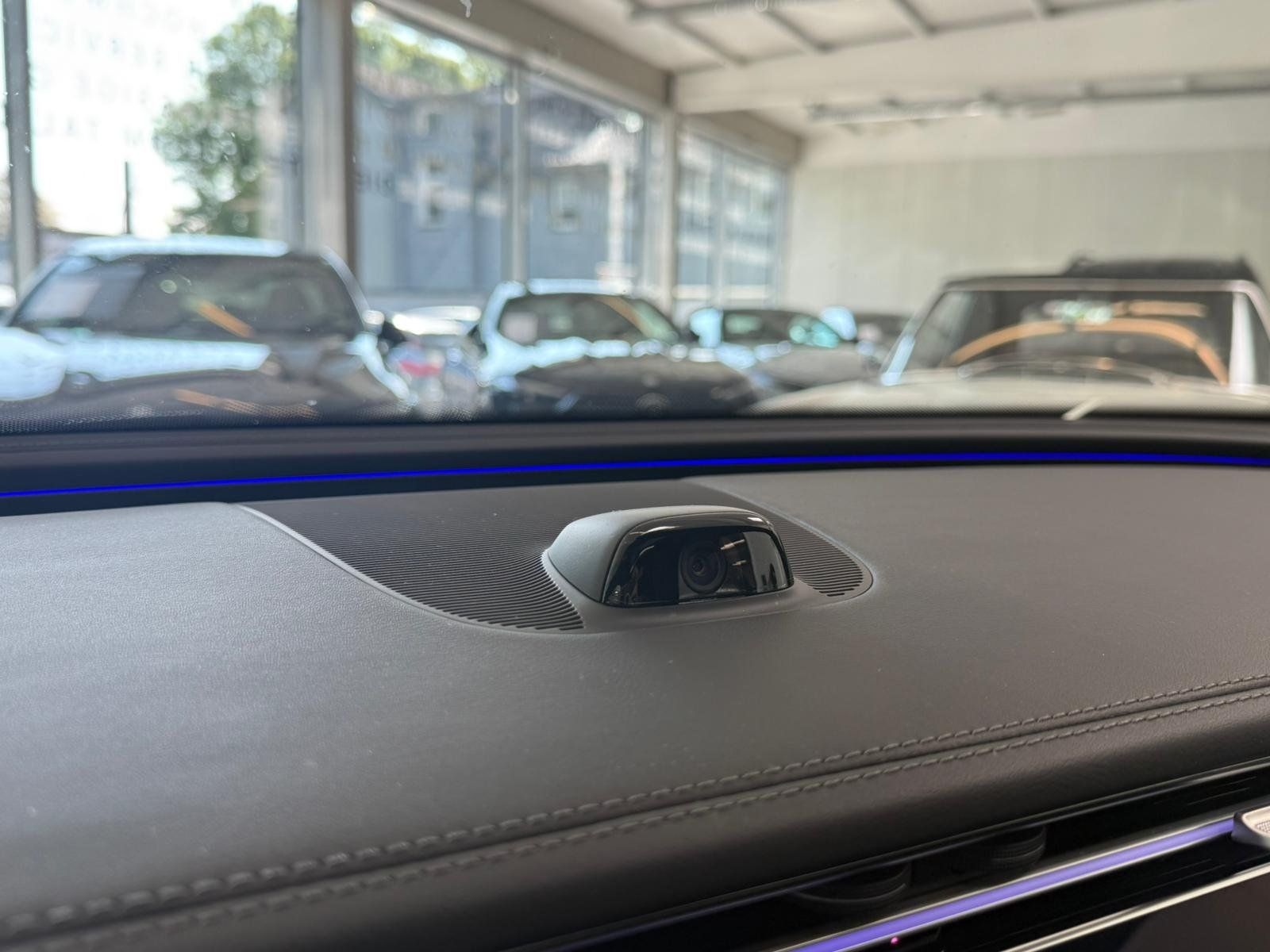 Fahrzeugabbildung Mercedes-Benz E 220 d AMG BURMESTER+PANO+SERVO+SUPERSREEN+360°