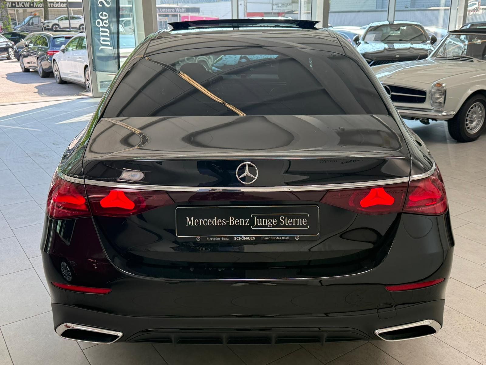 Fahrzeugabbildung Mercedes-Benz E 220 d AMG BURMESTER+PANO+SERVO+SUPERSREEN+360°