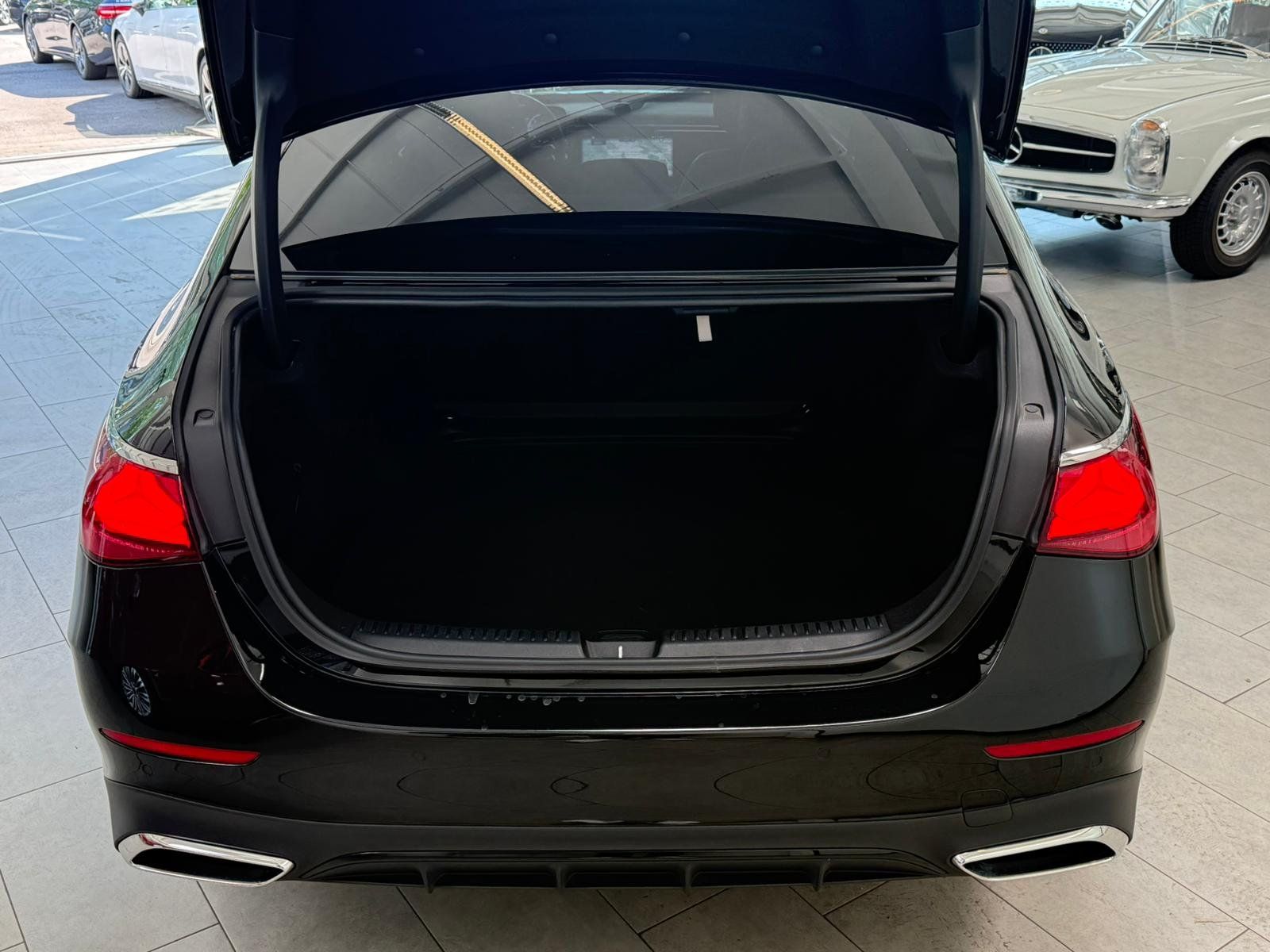 Fahrzeugabbildung Mercedes-Benz E 220 d AMG BURMESTER+PANO+SERVO+SUPERSREEN+360°