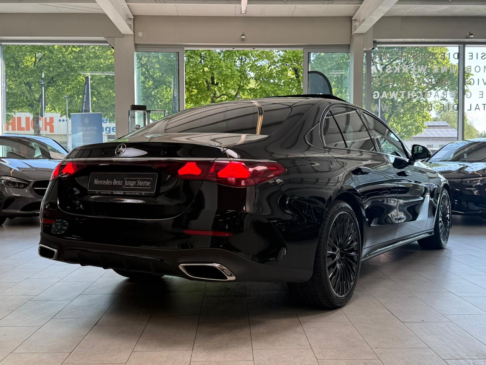 Fahrzeugabbildung Mercedes-Benz E 220 d AMG BURMESTER+PANO+SERVO+SUPERSREEN+360°