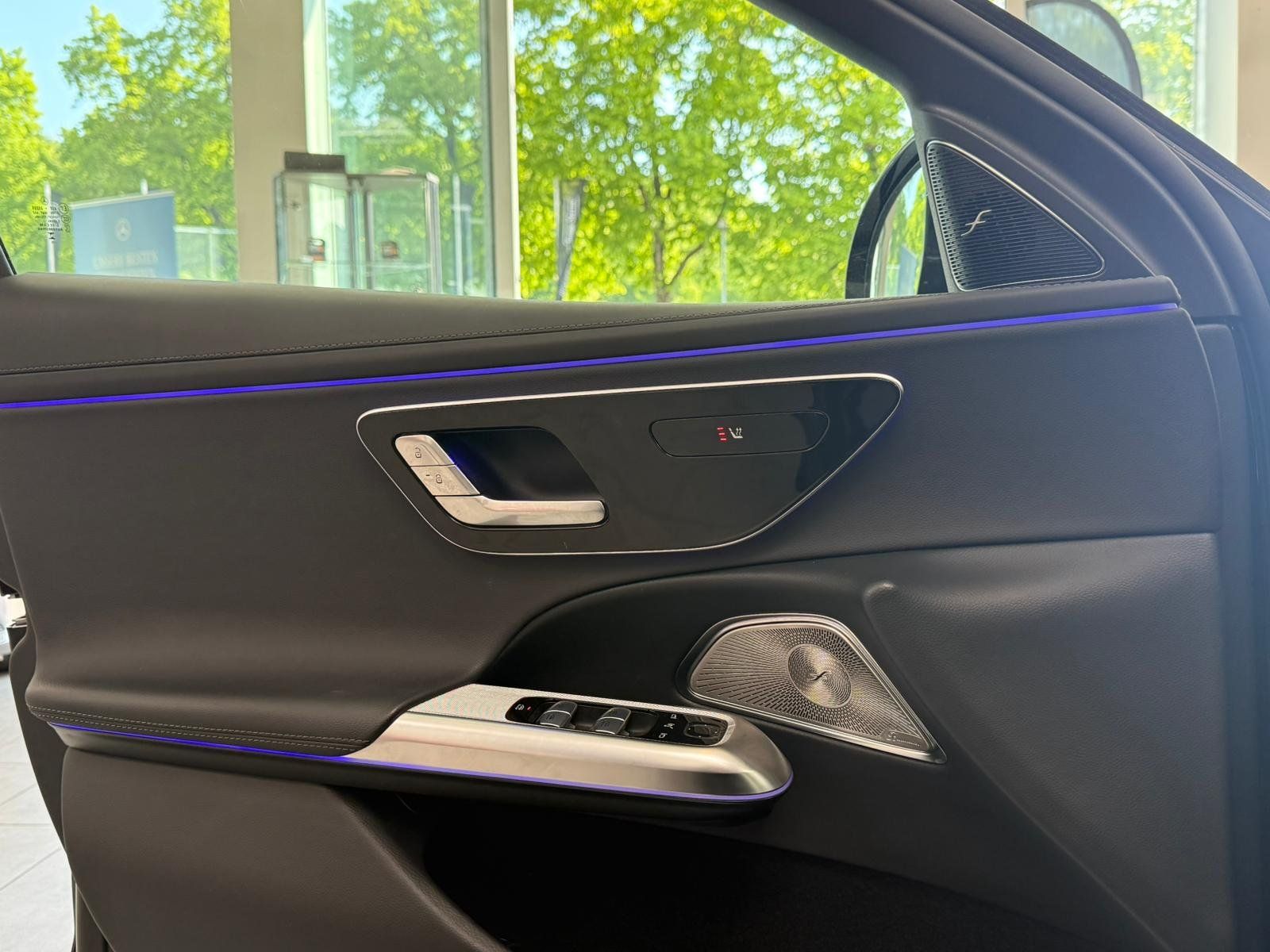 Fahrzeugabbildung Mercedes-Benz E 220 d AMG BURMESTER+PANO+SERVO+SUPERSREEN+360°