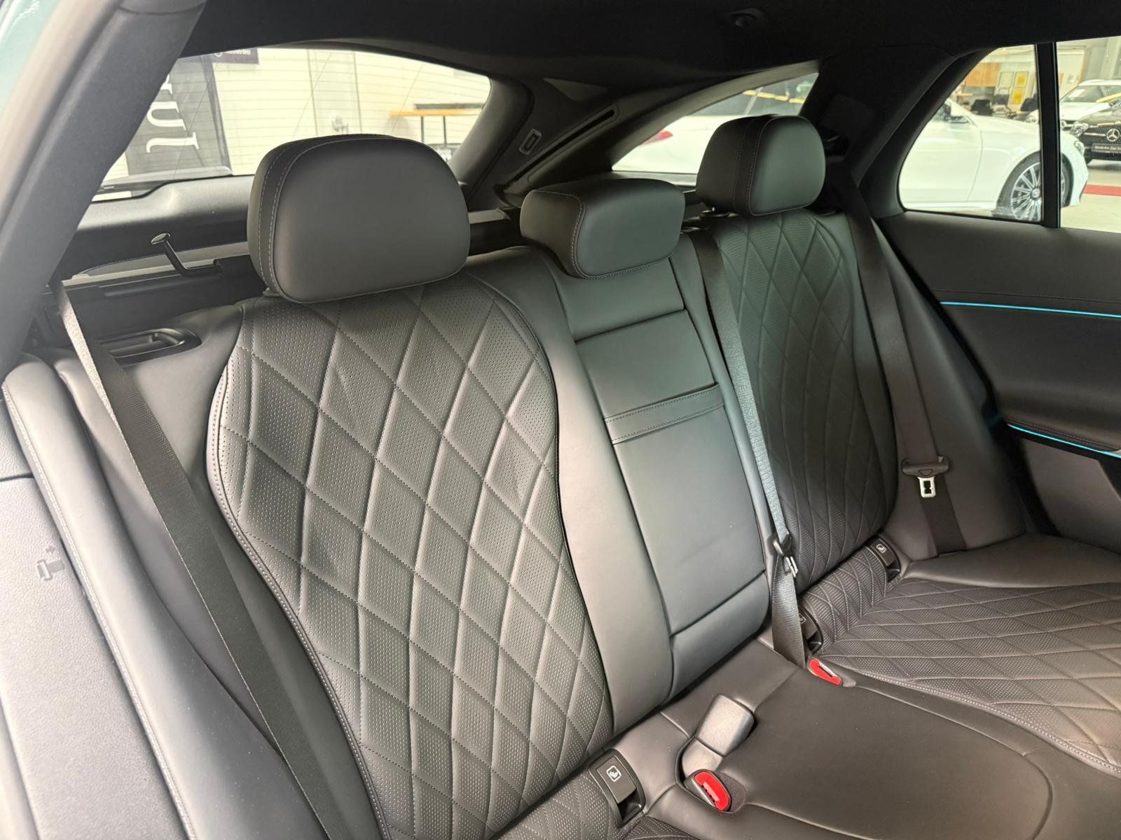 Fahrzeugabbildung Mercedes-Benz E 220d T AMG+AIRMATIC+PANO+NAPPA+STDHZ+NIGHT+360