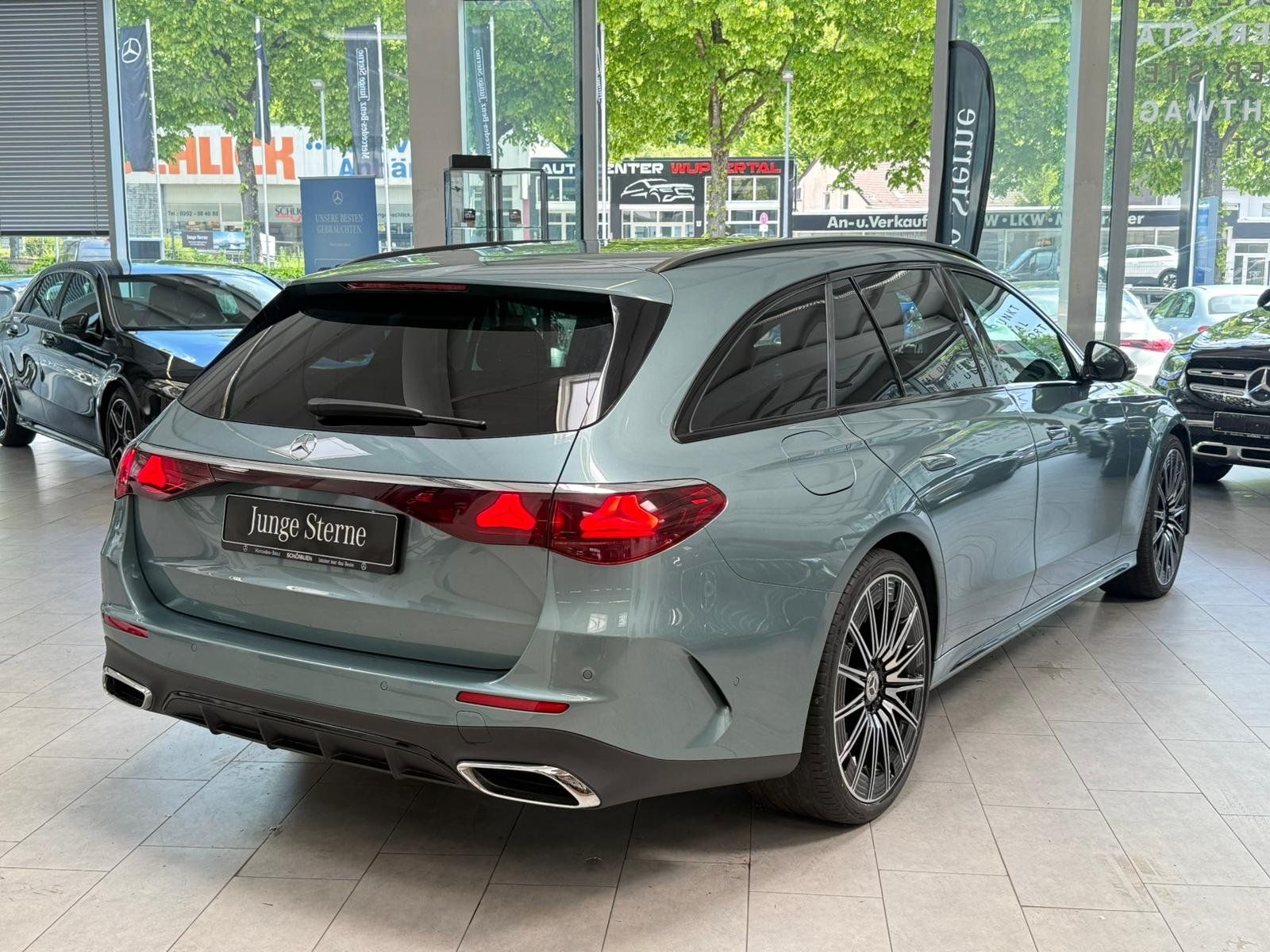 Fahrzeugabbildung Mercedes-Benz E 220d T AMG+AIRMATIC+PANO+NAPPA+STDHZ+NIGHT+360