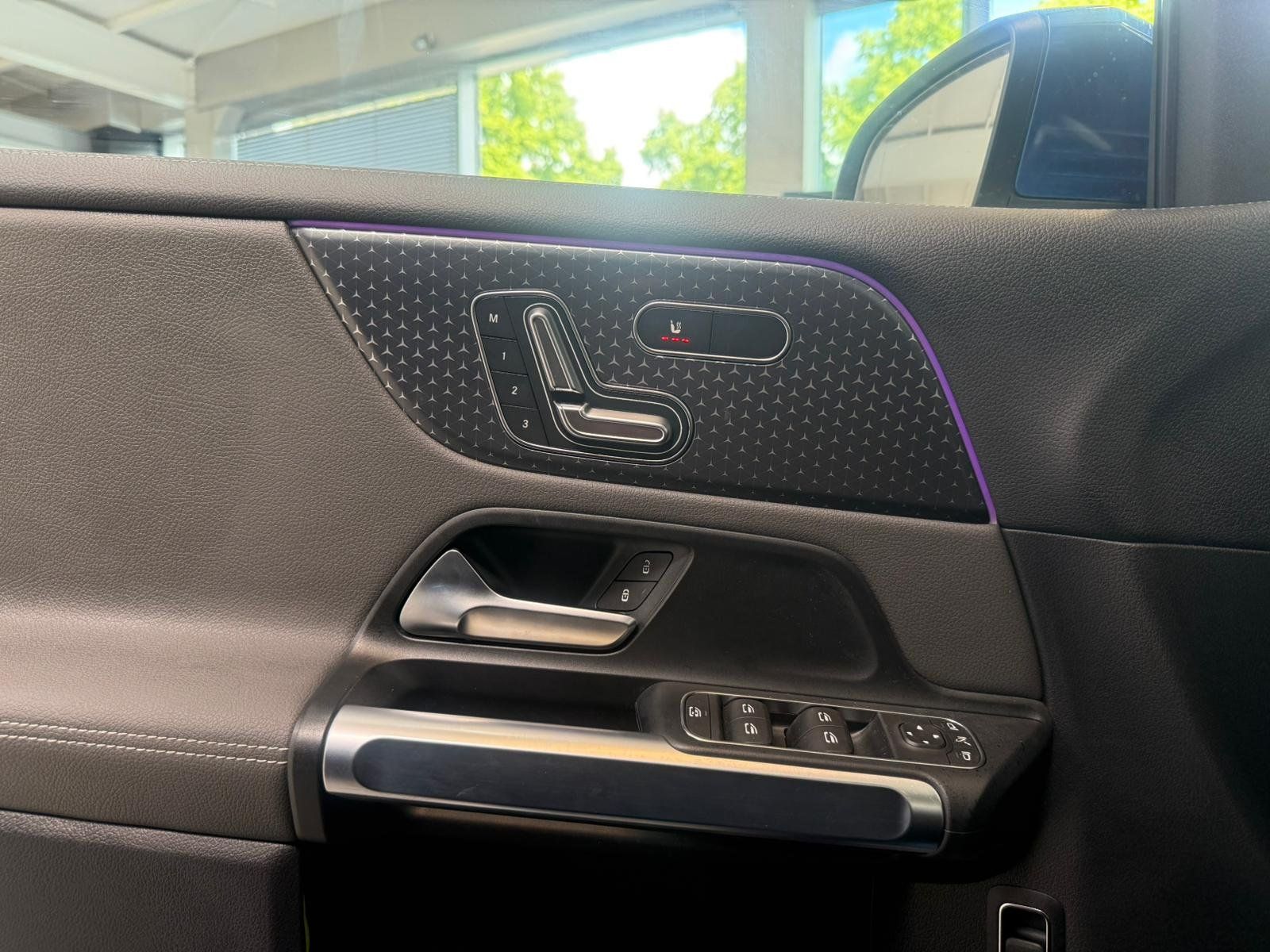 Fahrzeugabbildung Mercedes-Benz EQB 300 4M 7-SITZER+PANO+HUD+DISTR+BURMES+MEMORY