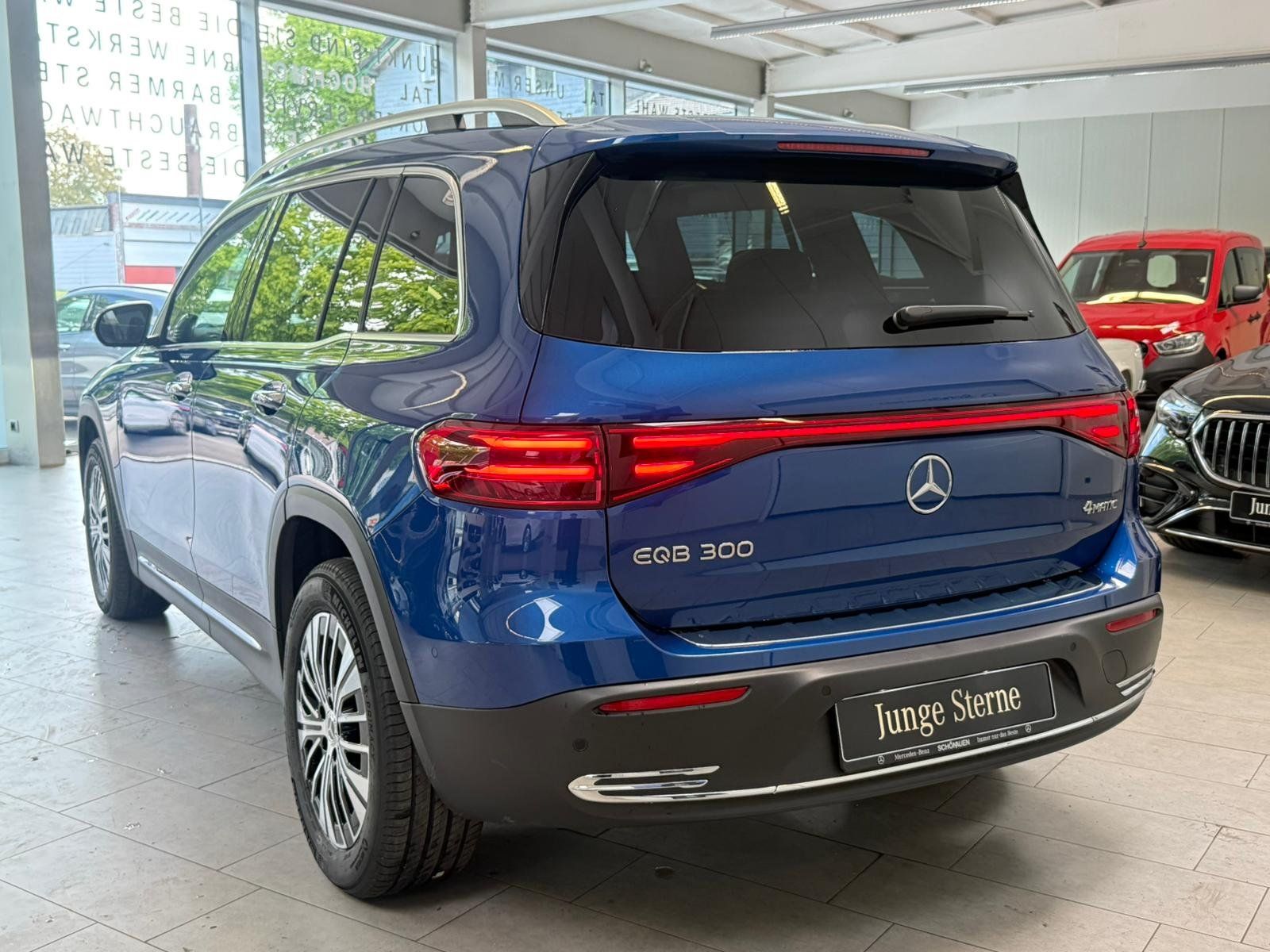 Fahrzeugabbildung Mercedes-Benz EQB 300 4M 7-SITZER+PANO+HUD+DISTR+BURMES+MEMORY