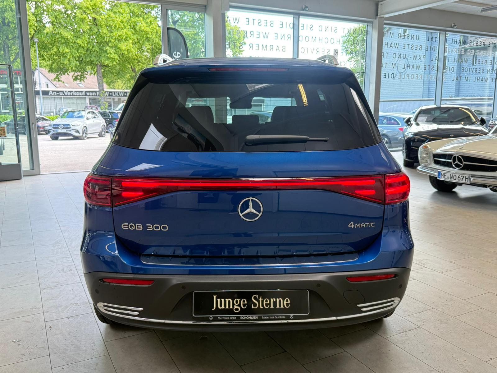 Fahrzeugabbildung Mercedes-Benz EQB 300 4M 7-SITZER+PANO+HUD+DISTR+BURMES+MEMORY
