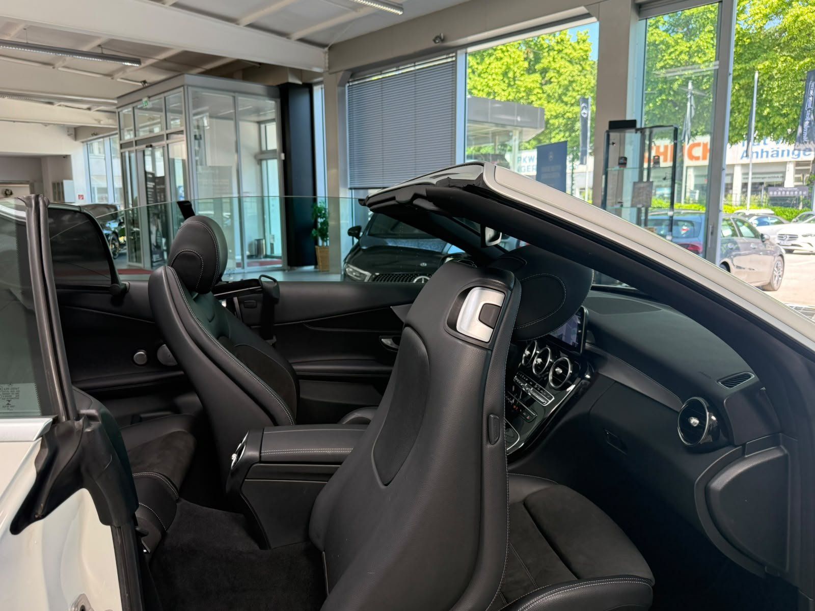 Fahrzeugabbildung Mercedes-Benz C 200 Cabriolet AMG NIGHT+KEYLESS+BURM+LED+TEMPO