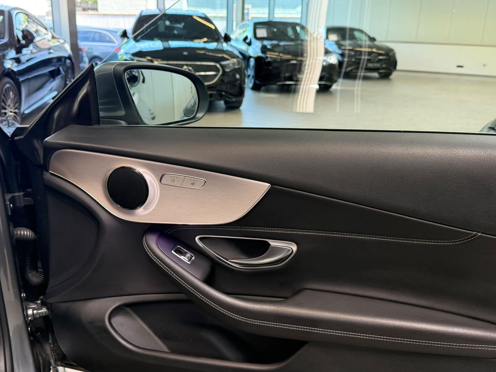 Fahrzeugabbildung Mercedes-Benz C 180 Cabrio AMG+MBEAM+KEYLESS+KAMERA+AMBI+TEMP