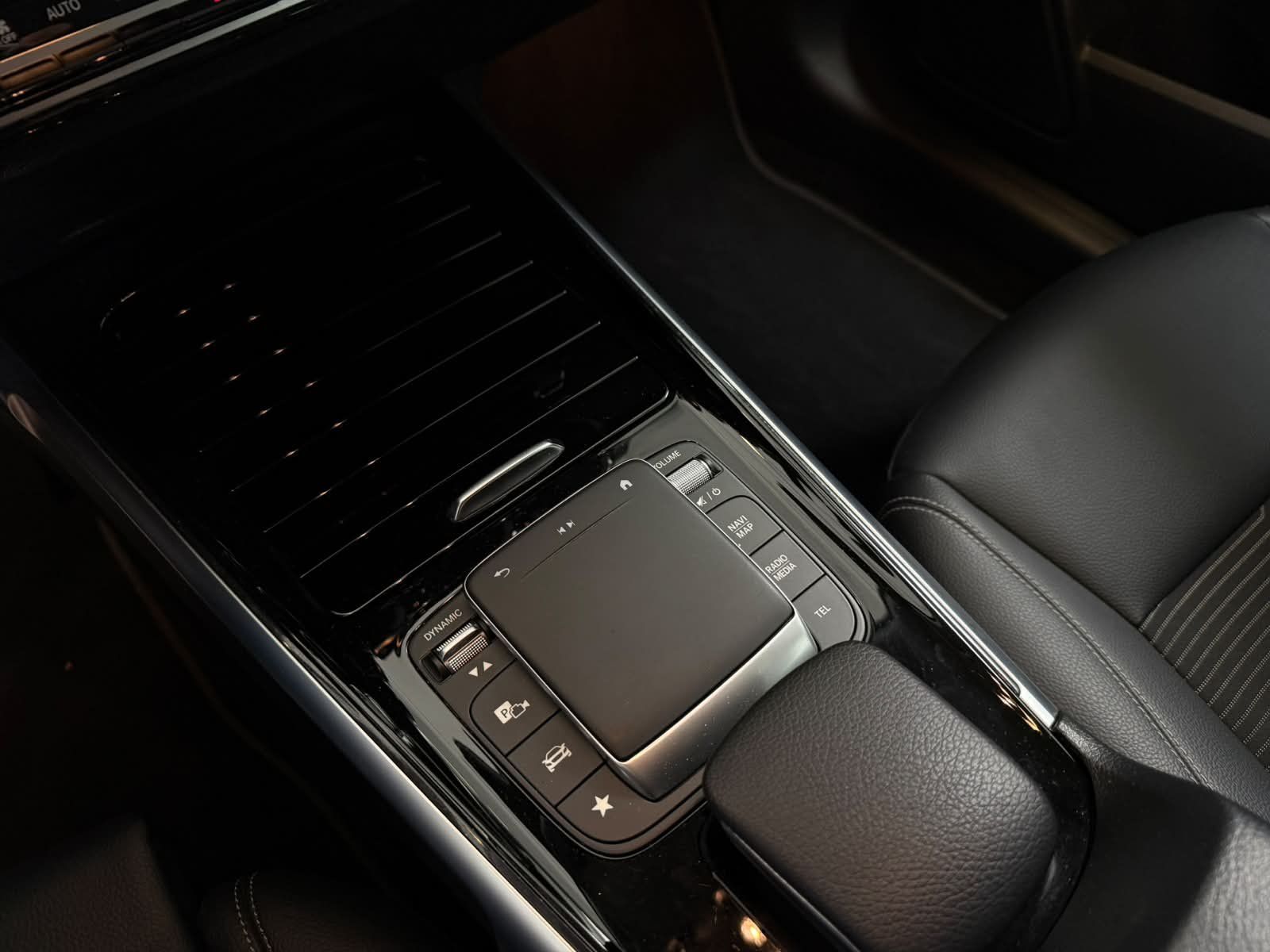 Fahrzeugabbildung Mercedes-Benz GLB 200 d PROGRESSIVE+LED+TEMPOMAT+KAMERA+DAB