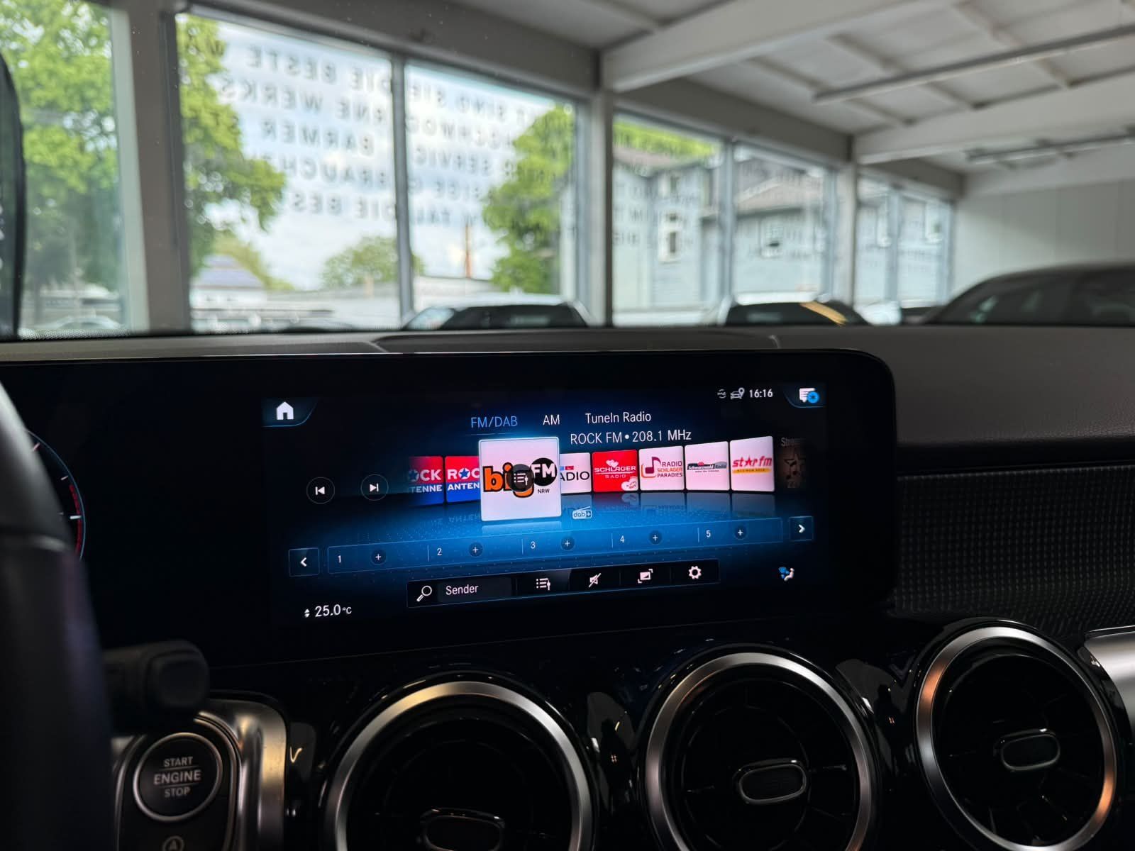 Fahrzeugabbildung Mercedes-Benz GLB 200 d PROGRESSIVE+LED+TEMPOMAT+KAMERA+DAB