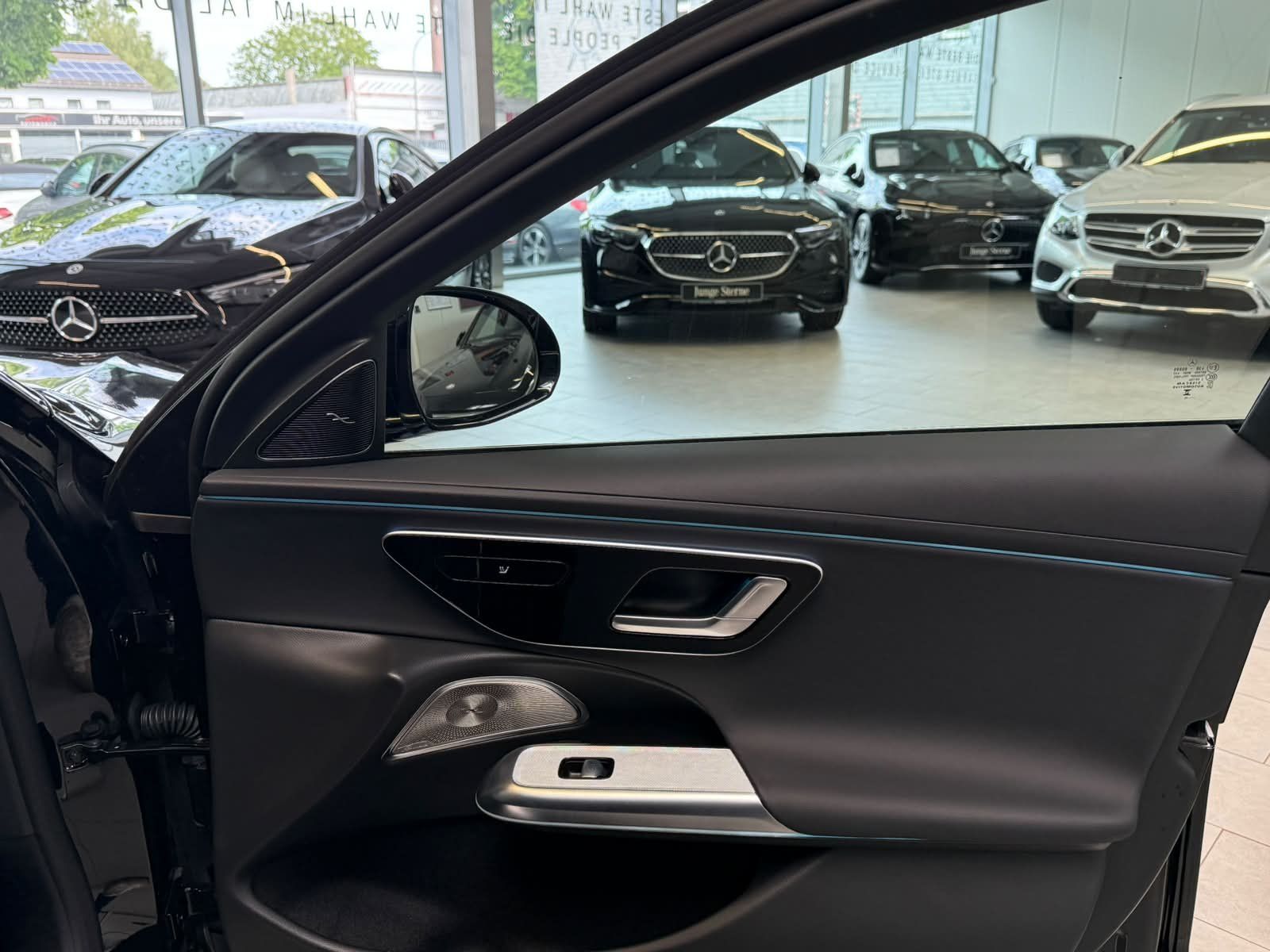 Fahrzeugabbildung Mercedes-Benz E 220 d AVANTGARDE ADV.+AHK+STDHZ+BURM4D+18"