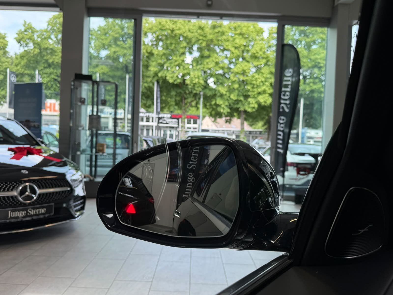 Fahrzeugabbildung Mercedes-Benz E 220 d AVANTGARDE ADV.+AHK+STDHZ+BURM4D+18"