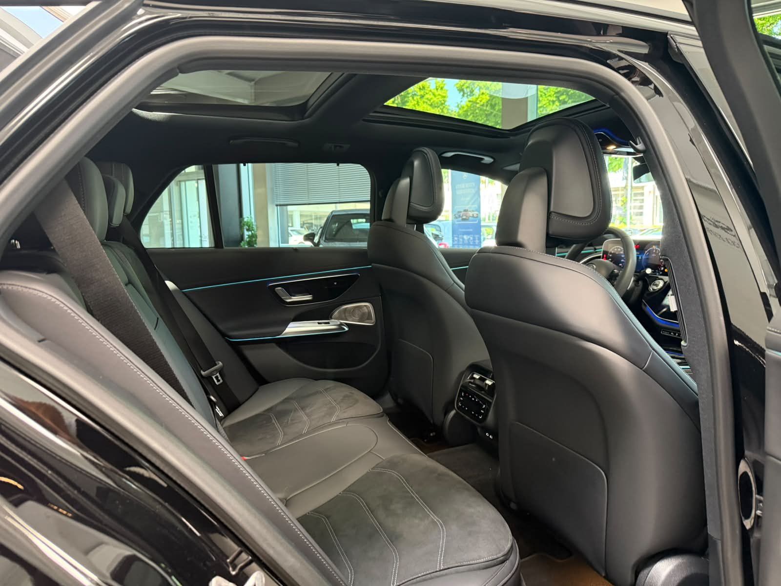 Fahrzeugabbildung Mercedes-Benz E 300 de 4M T AMG PREM.PLUS+AIRMATIC+AHK+SUPERSC