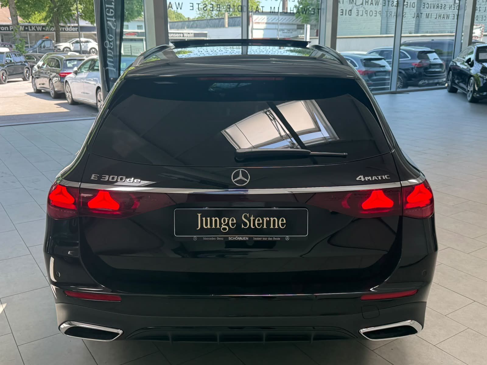 Fahrzeugabbildung Mercedes-Benz E 300 de 4M T AMG PREM.PLUS+AIRMATIC+AHK+SUPERSC
