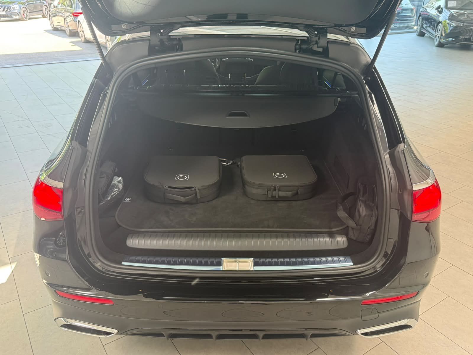Fahrzeugabbildung Mercedes-Benz E 300 de 4M T AMG PREM.PLUS+AIRMATIC+AHK+SUPERSC