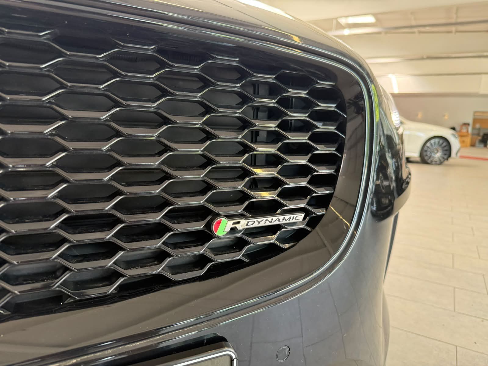 Fahrzeugabbildung Jaguar E-PACE R-Dynamic SE D180 AWD - VK nur an GEWERBE