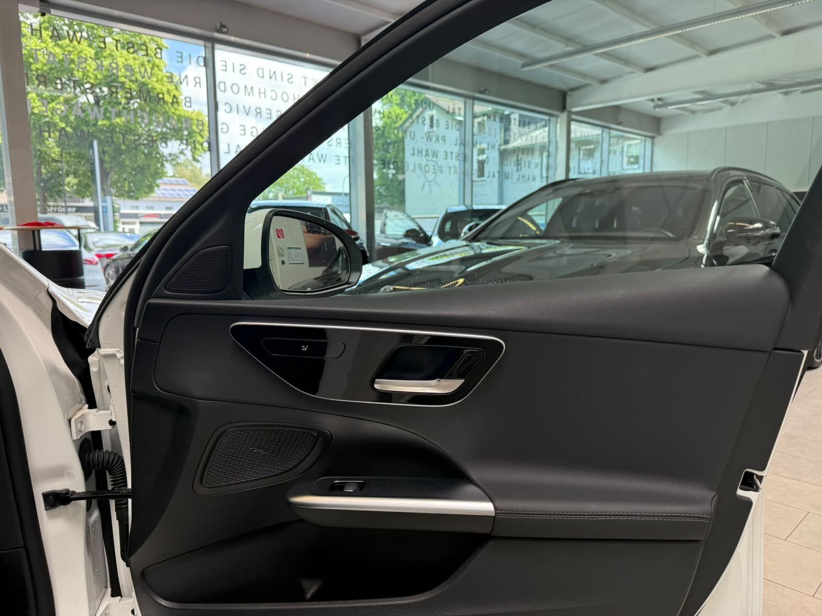 Fahrzeugabbildung Mercedes-Benz C 200 AVANTGARDE ADV.+TOTWINKEL+WINTER+CARPLAY