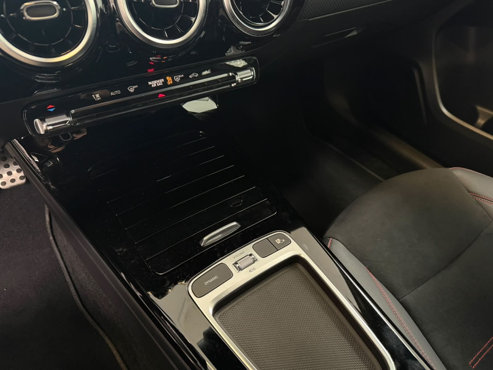 Fahrzeugabbildung Mercedes-Benz A 200 AMG VOLLDIGI+WINTER+LED+NAVIPREMIUM+KAMERA