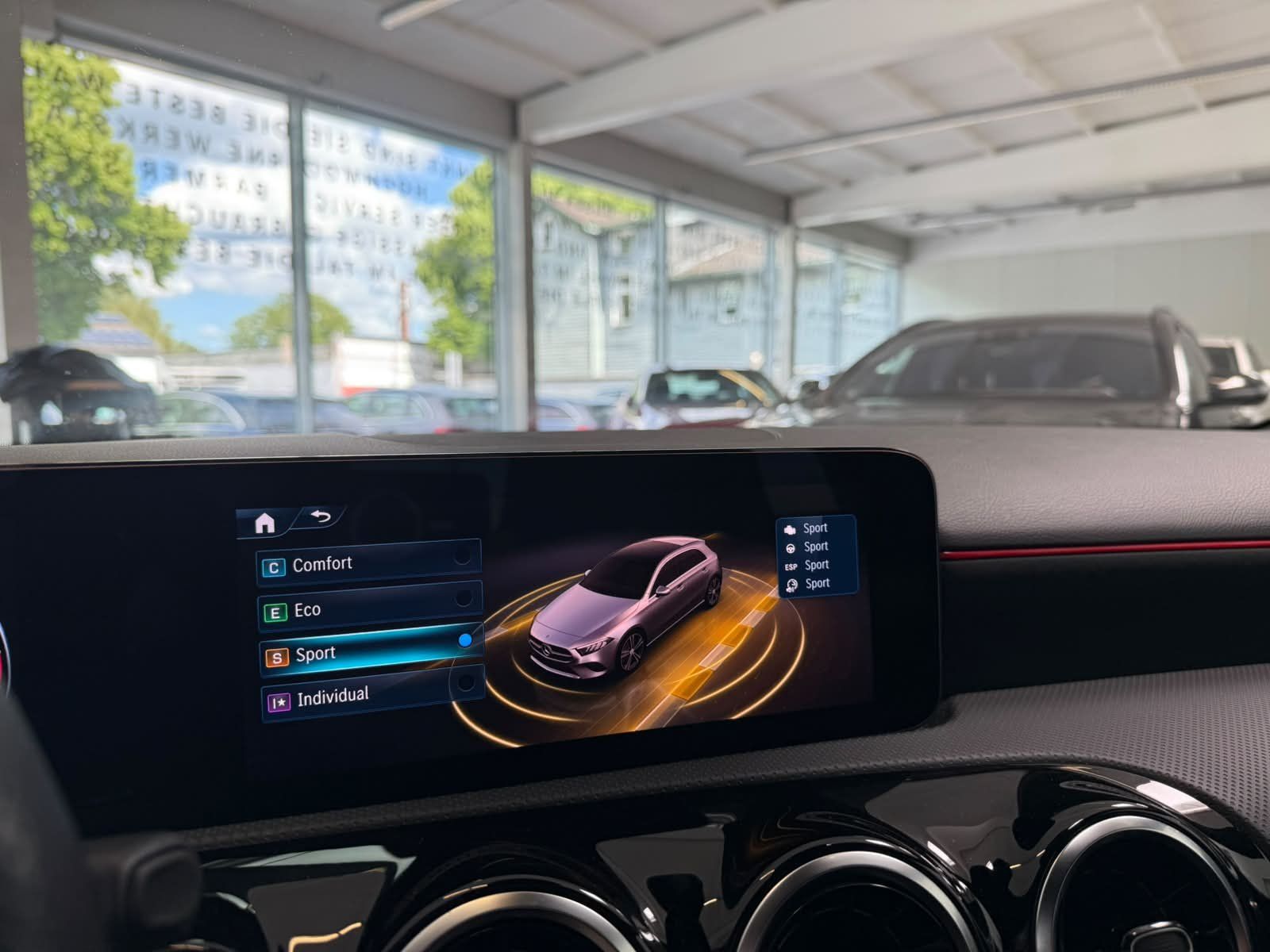 Fahrzeugabbildung Mercedes-Benz A 200 AMG VOLLDIGI+WINTER+LED+NAVIPREMIUM+KAMERA