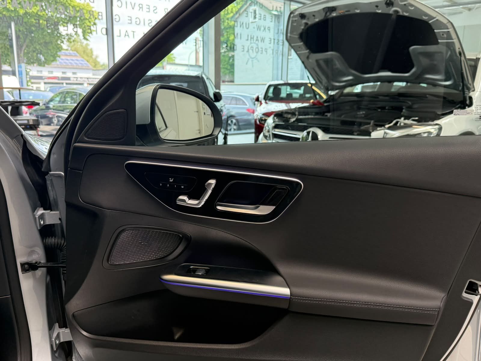 Fahrzeugabbildung Mercedes-Benz C 300 e T AVANTGARDE MEMO+CARPLAY+DISTRO+DIGITAL