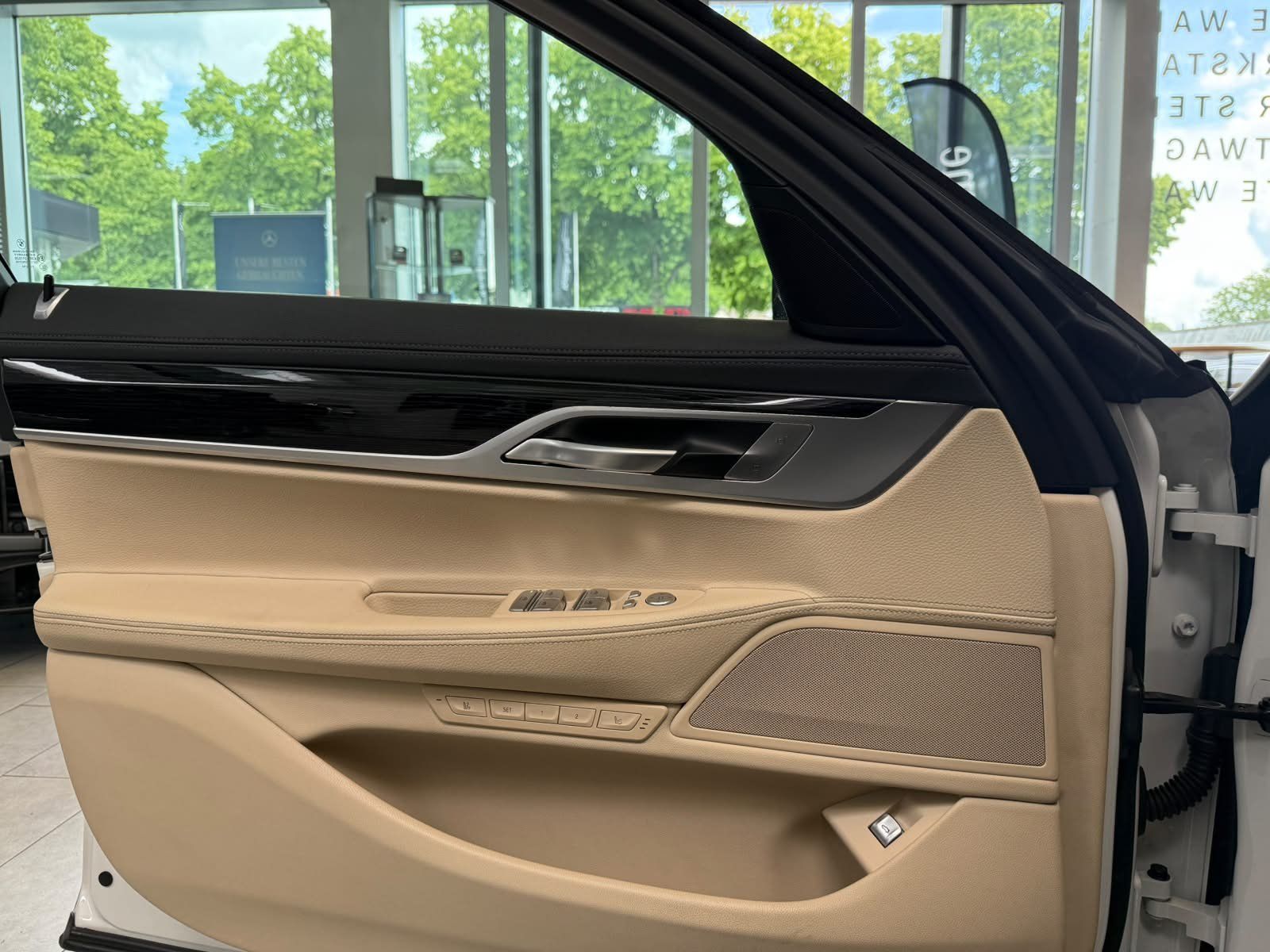 Fahrzeugabbildung BMW 730 d M Sport LUFTFEDER+HUD+MEMORY+EDW+FAS+20"