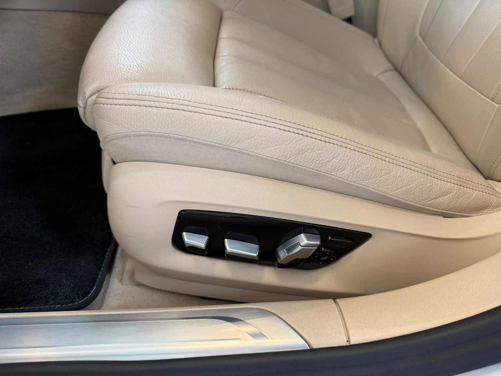Fahrzeugabbildung BMW 730 d M Sport LUFTFEDER+HUD+MEMORY+EDW+FAS+20"