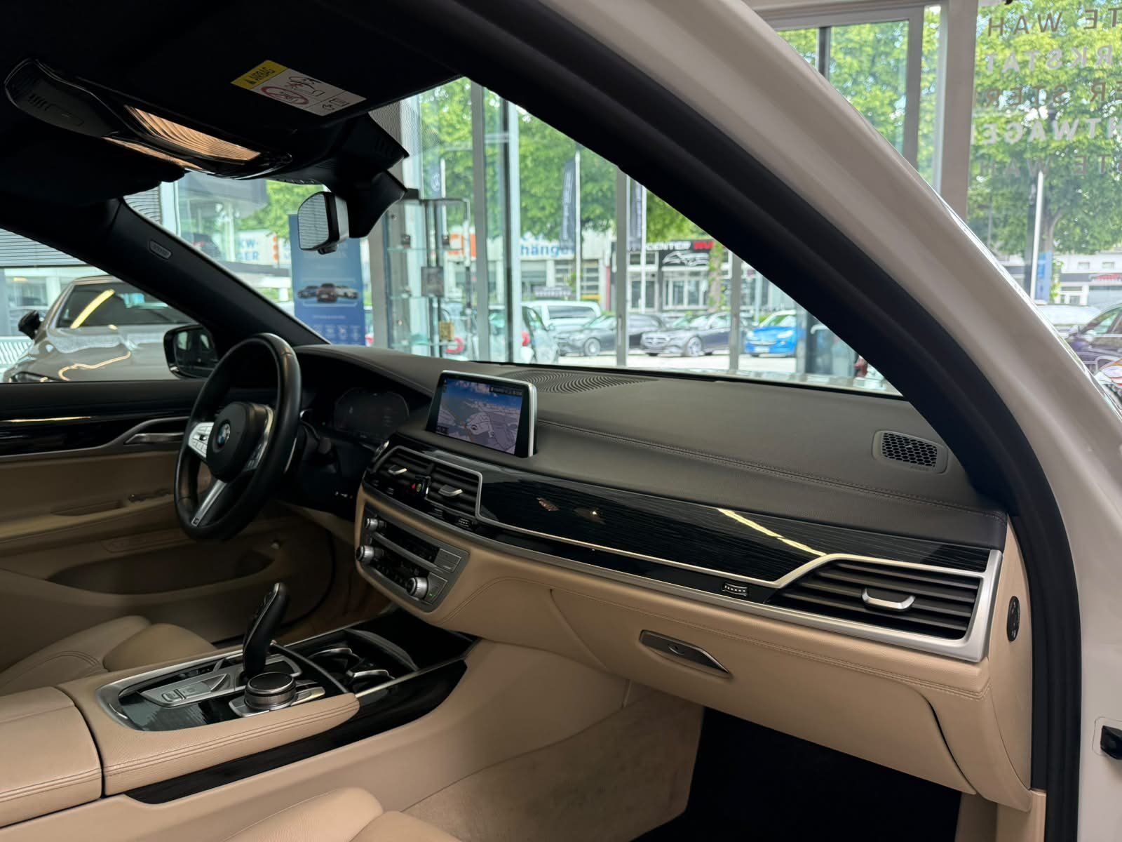 Fahrzeugabbildung BMW 730 d M Sport LUFTFEDER+HUD+MEMORY+EDW+FAS+20"
