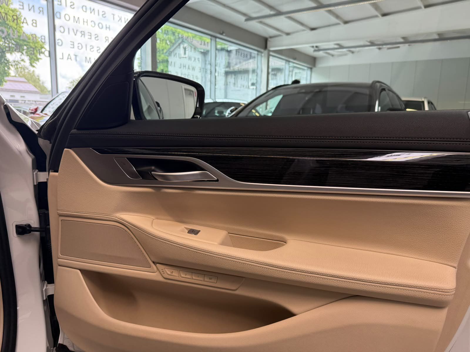 Fahrzeugabbildung BMW 730 d M Sport LUFTFEDER+HUD+MEMORY+EDW+FAS+20"