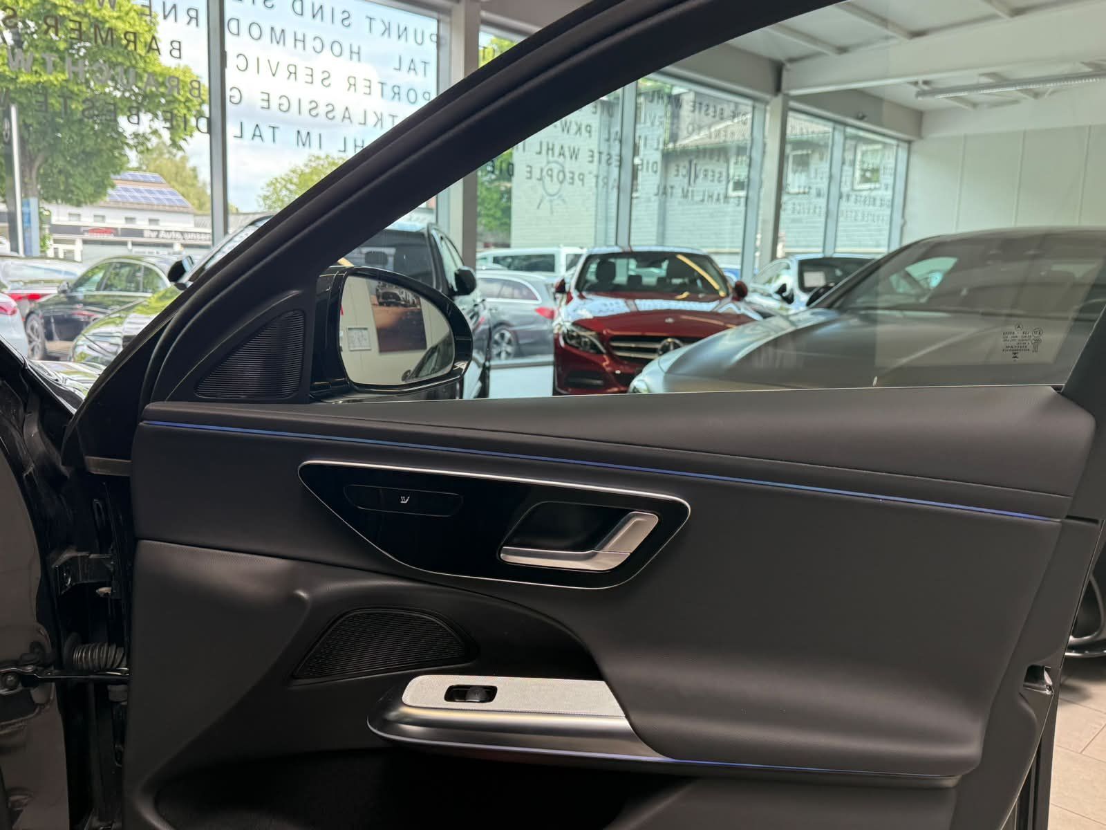 Fahrzeugabbildung Mercedes-Benz E 220 d AVANTGARDE ADV. PANO+19"+DISTR+TOTW