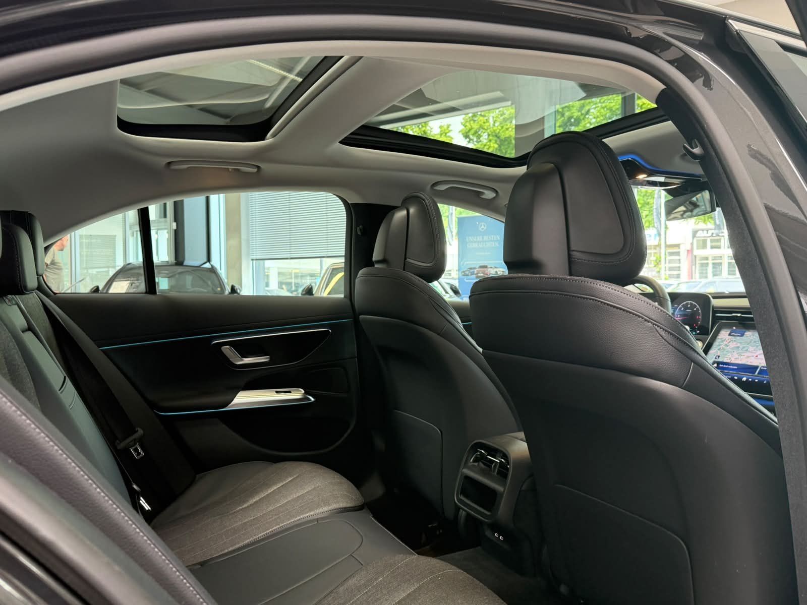 Fahrzeugabbildung Mercedes-Benz E 220 d AVANTGARDE ADV. PANO+19"+DISTR+TOTW