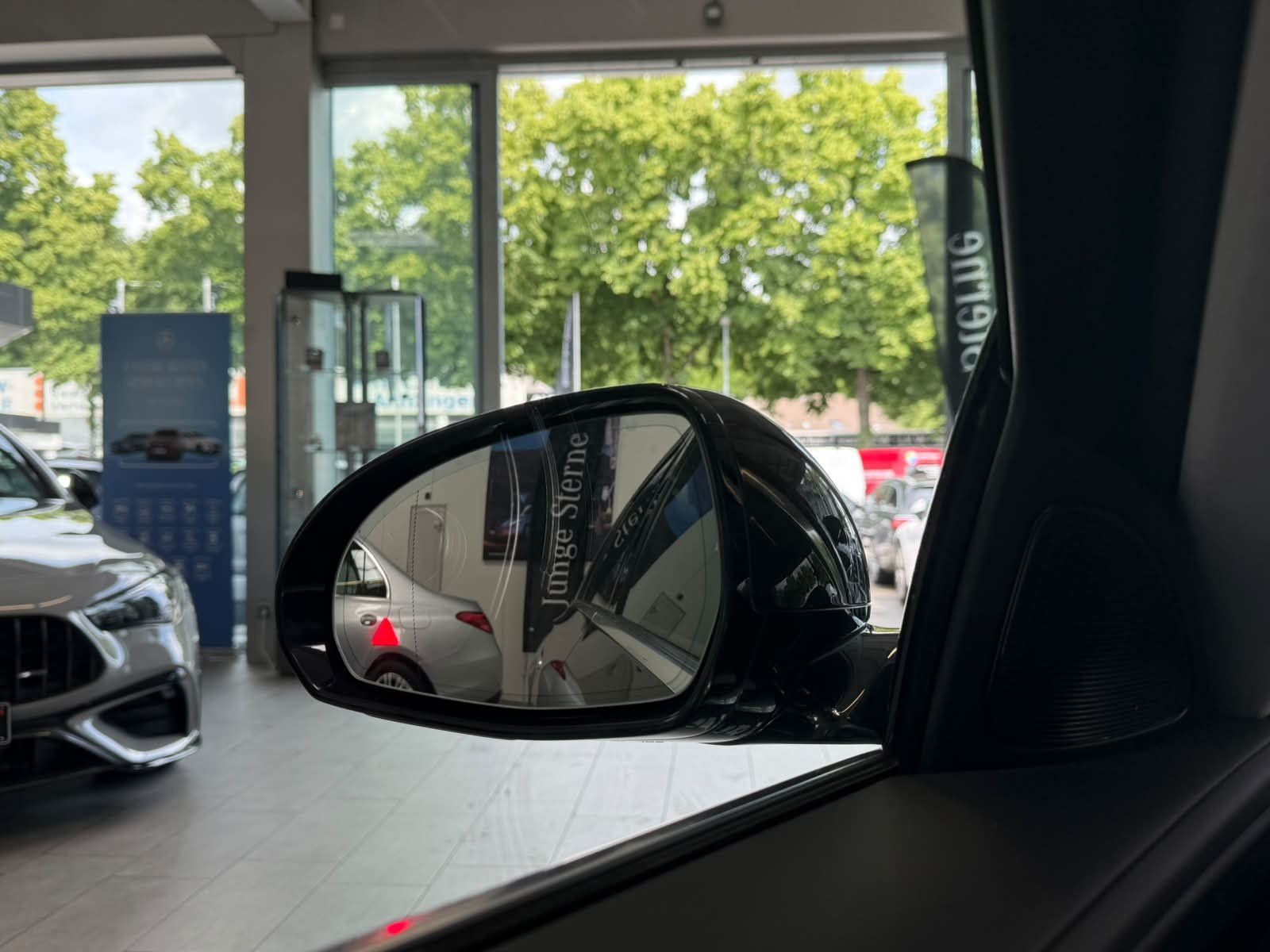 Fahrzeugabbildung Mercedes-Benz E 220 d AVANTGARDE ADV. PANO+19"+DISTR+TOTW