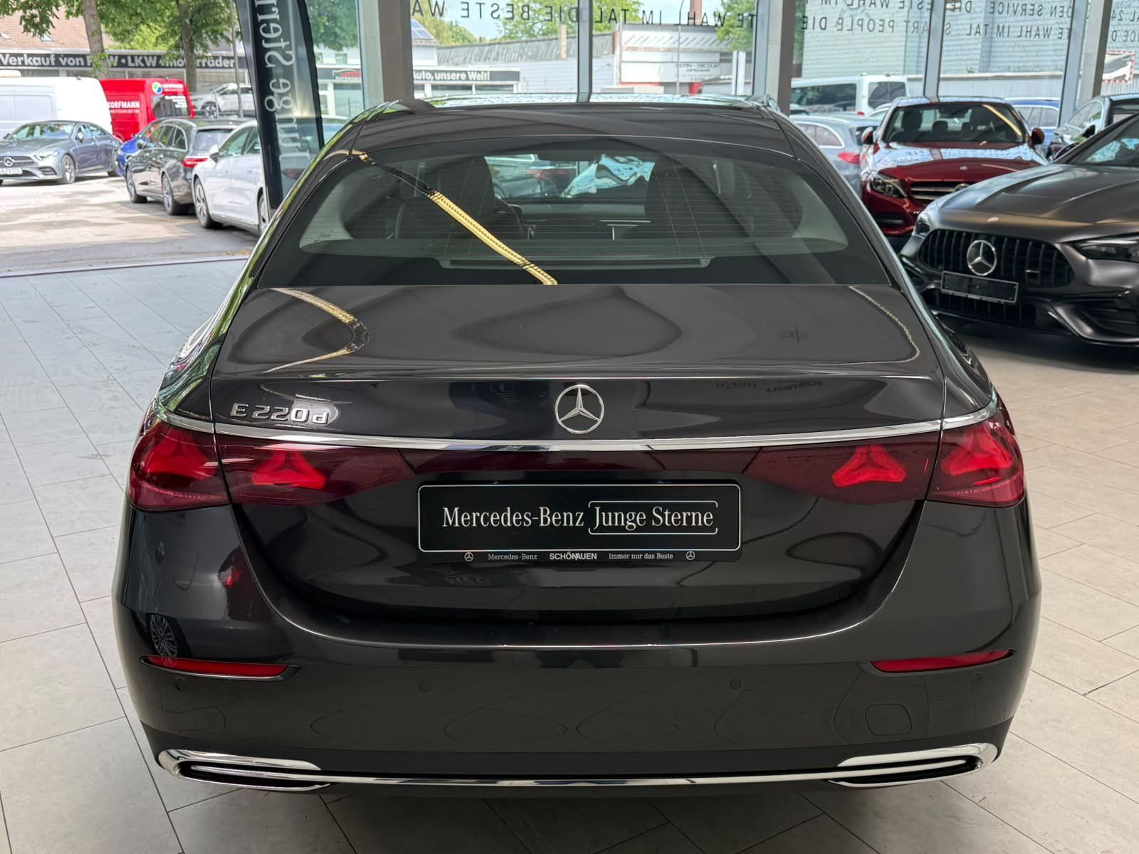 Fahrzeugabbildung Mercedes-Benz E 220 d AVANTGARDE ADV. PANO+19"+DISTR+TOTW