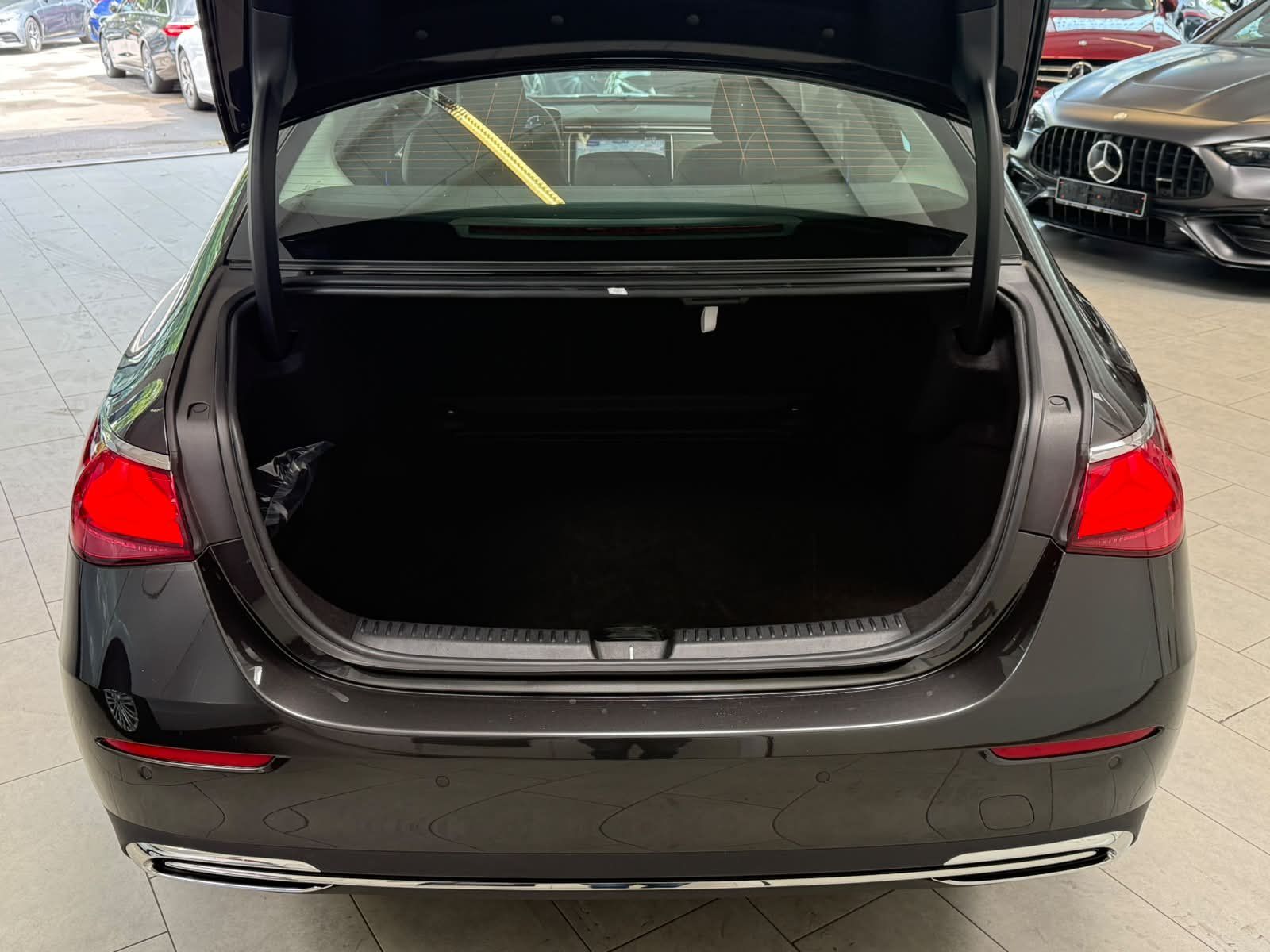 Fahrzeugabbildung Mercedes-Benz E 220 d AVANTGARDE ADV. PANO+19"+DISTR+TOTW