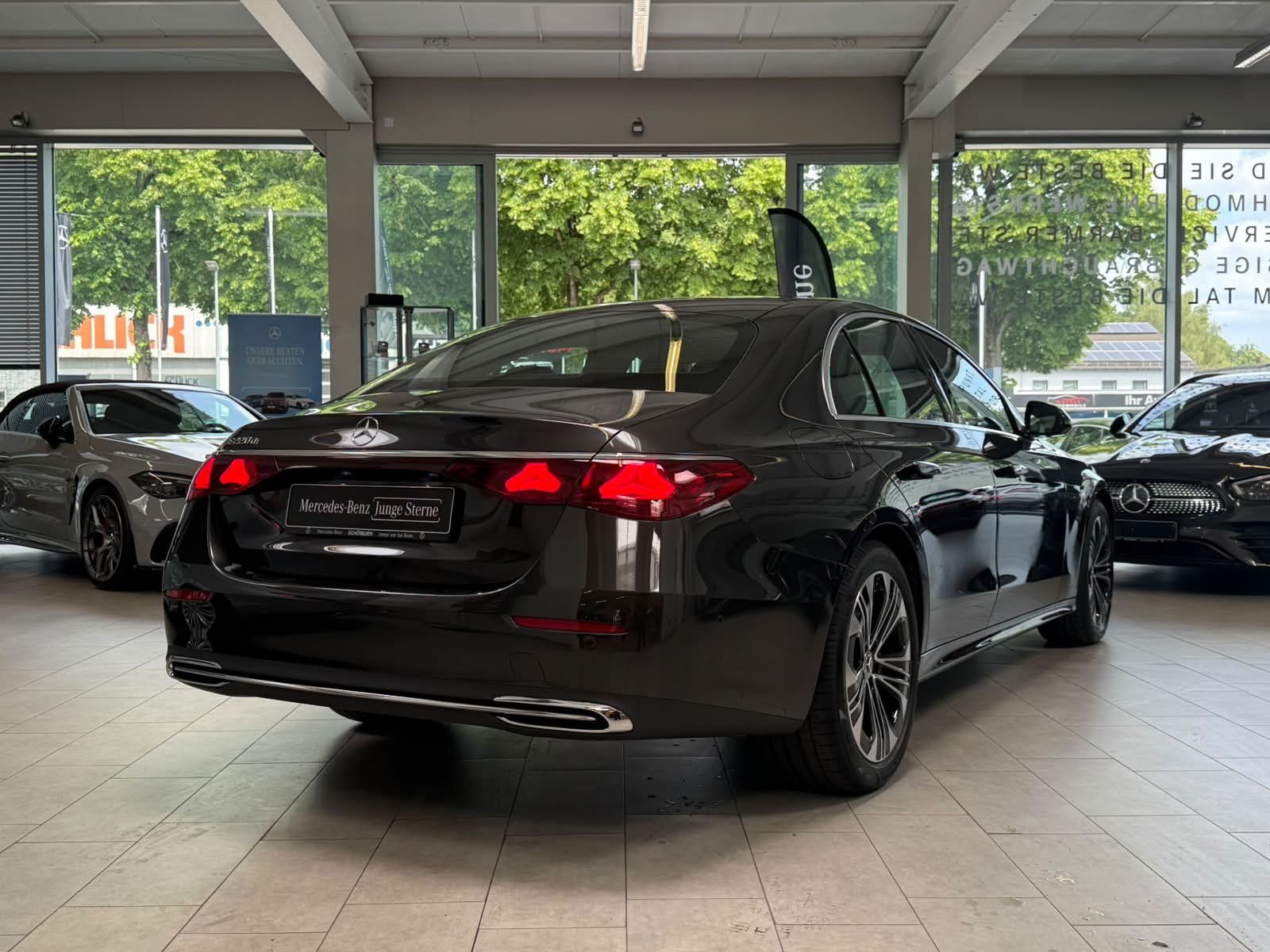 Fahrzeugabbildung Mercedes-Benz E 220 d AVANTGARDE ADV. PANO+19"+DISTR+TOTW