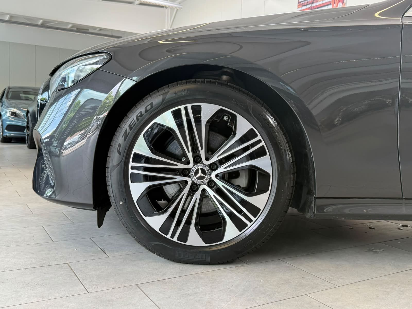 Fahrzeugabbildung Mercedes-Benz E 220 d AVANTGARDE ADV. PANO+19"+DISTR+TOTW