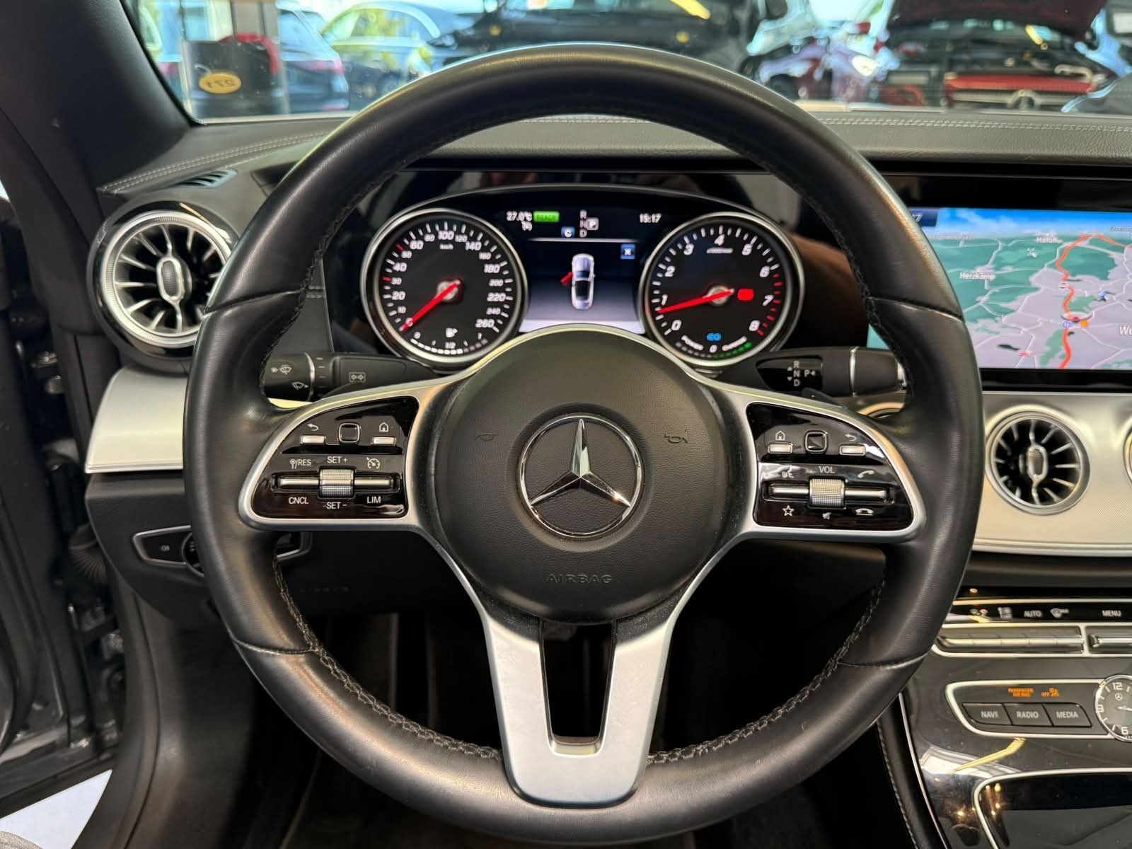 Fahrzeugabbildung Mercedes-Benz E200 Cabrio AVANTGARDE+AIRSCARF+TEMP+KAMERA+TOTW