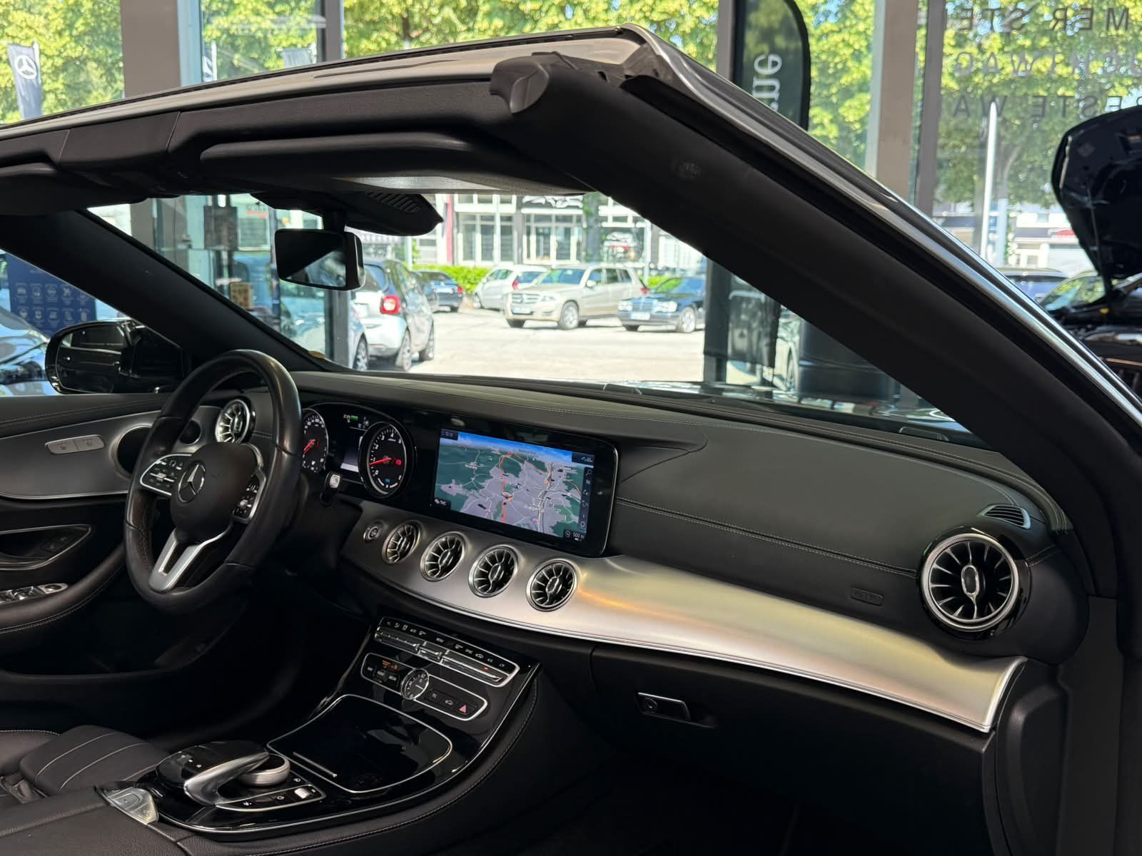 Fahrzeugabbildung Mercedes-Benz E200 Cabrio AVANTGARDE+AIRSCARF+TEMP+KAMERA+TOTW