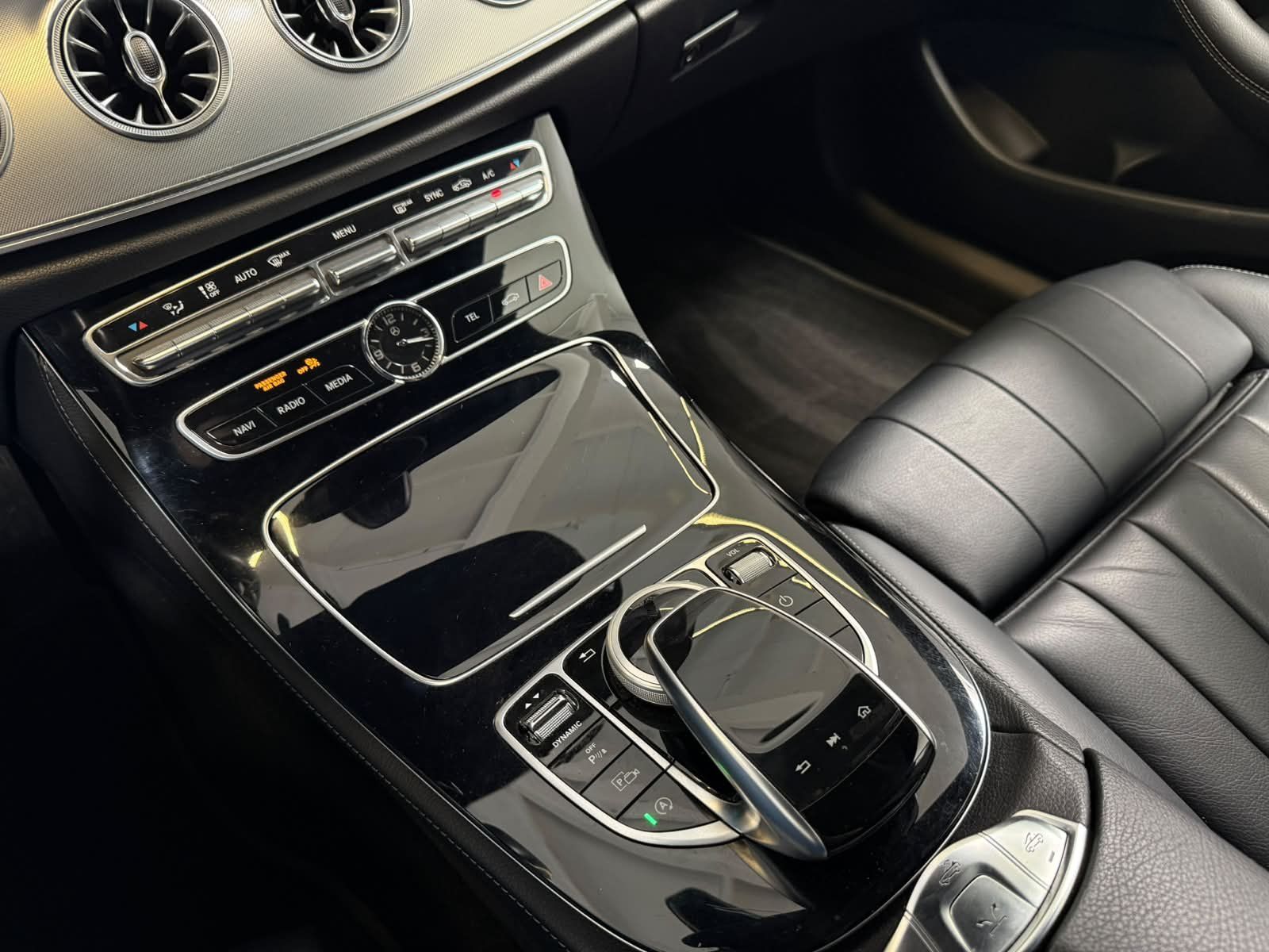 Fahrzeugabbildung Mercedes-Benz E200 Cabrio AVANTGARDE+AIRSCARF+TEMP+KAMERA+TOTW