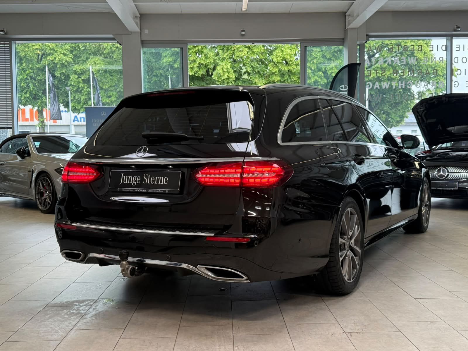 Fahrzeugabbildung Mercedes-Benz E 200 T AMG PANO+AHK+MBUXHIGH+EASYPACK+AMBI+LED