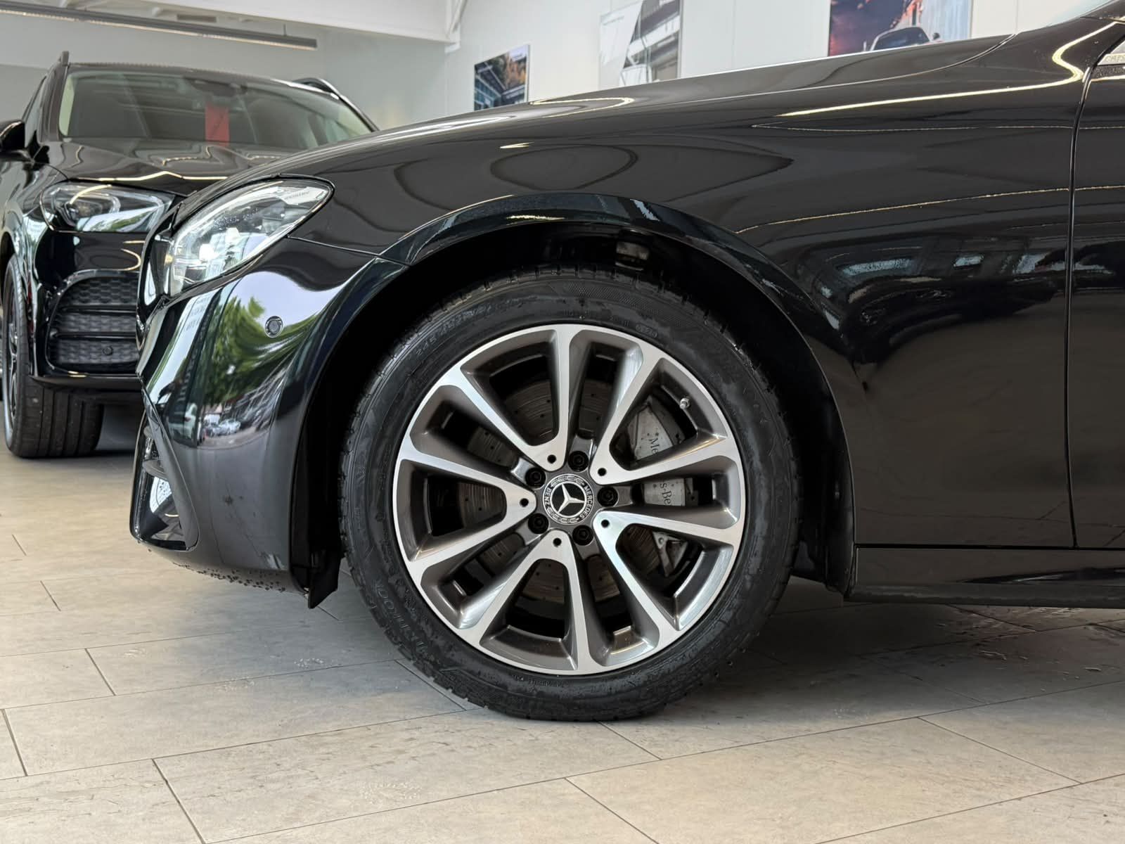 Fahrzeugabbildung Mercedes-Benz E 200 T AMG PANO+AHK+MBUXHIGH+EASYPACK+AMBI+LED