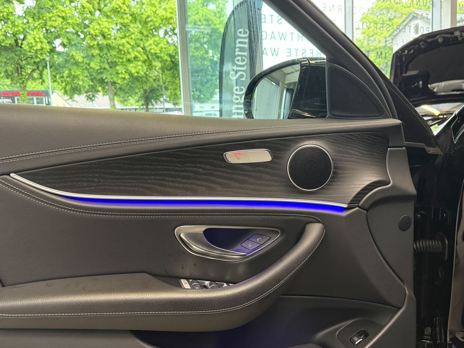Fahrzeugabbildung Mercedes-Benz E 200 T AMG PANO+AHK+MBUXHIGH+EASYPACK+AMBI+LED