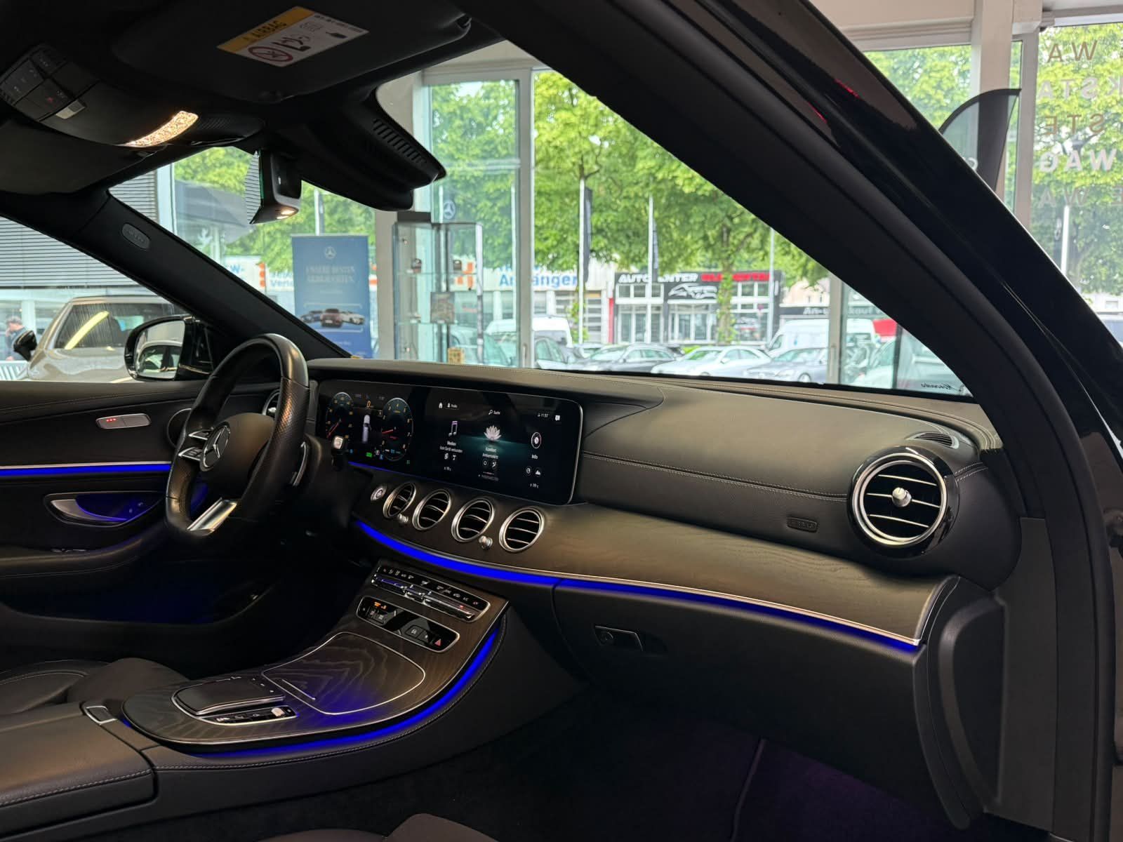 Fahrzeugabbildung Mercedes-Benz E 200 T AMG PANO+AHK+MBUXHIGH+EASYPACK+AMBI+LED