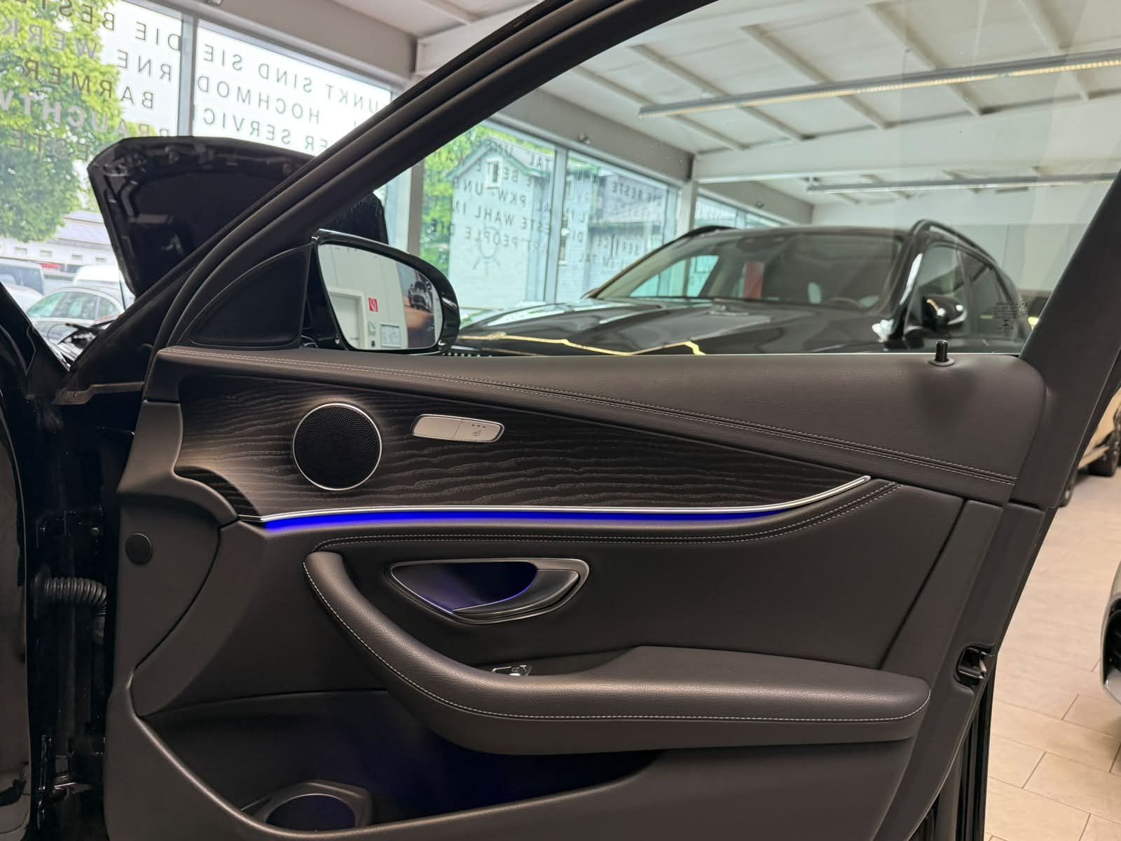 Fahrzeugabbildung Mercedes-Benz E 200 T AMG PANO+AHK+MBUXHIGH+EASYPACK+AMBI+LED